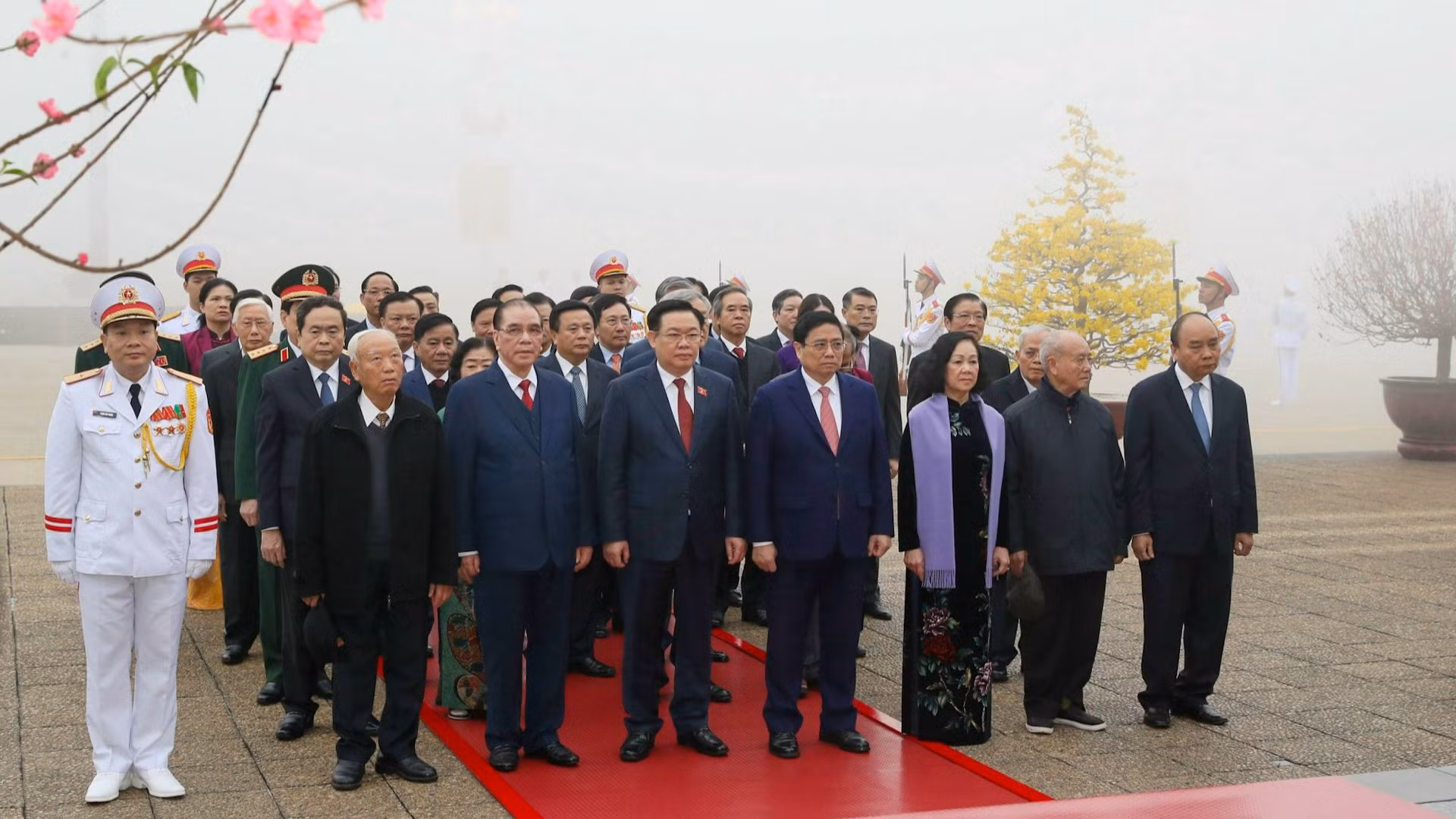 Các đồng chí lãnh đạo, nguyên lãnh đạo Đảng, Nhà nước thành kính tưởng nhớ Chủ tịch Hồ Chí Minh.