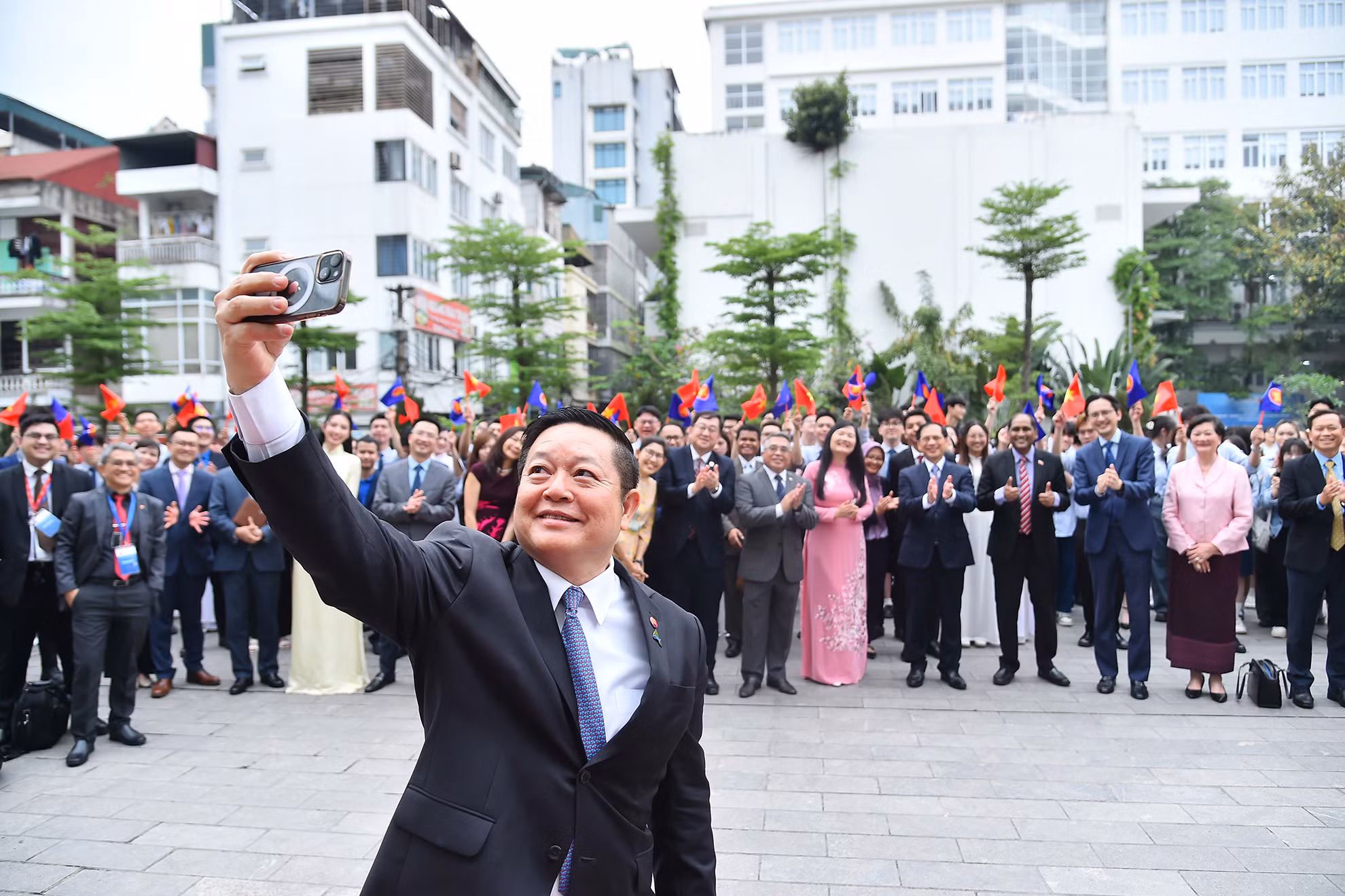 Tổng Thư ký ASEAN Kao Kim Hourn chụp ảnh selfie với các đại biểu sau Lễ cắt băng khánh thành Quảng trường ASEAN.