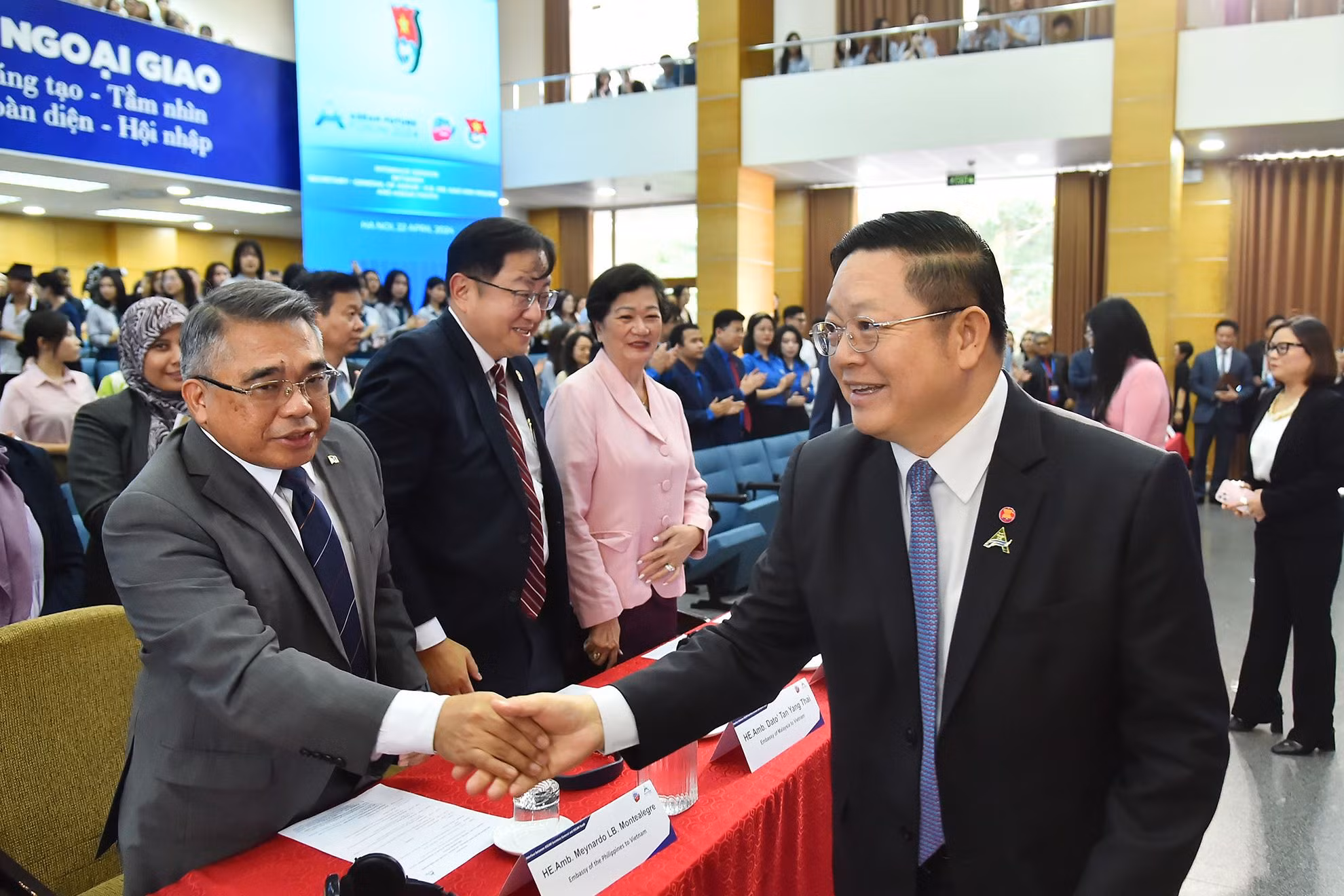 Tổng Thư ký ASEAN Kao Kim Hourn với các đại biểu tại buổi đối thoại.
