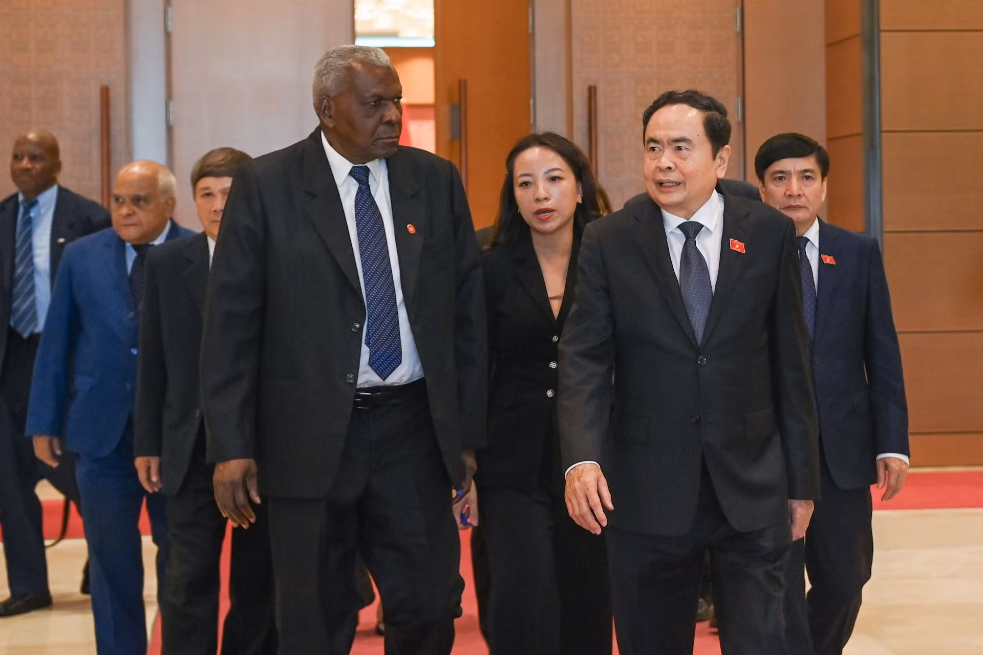 Chủ tịch Quốc hội Trần Thanh Mẫn tiễn Chủ tịch Quốc hội Cuba Esteban Lazo Hernández.