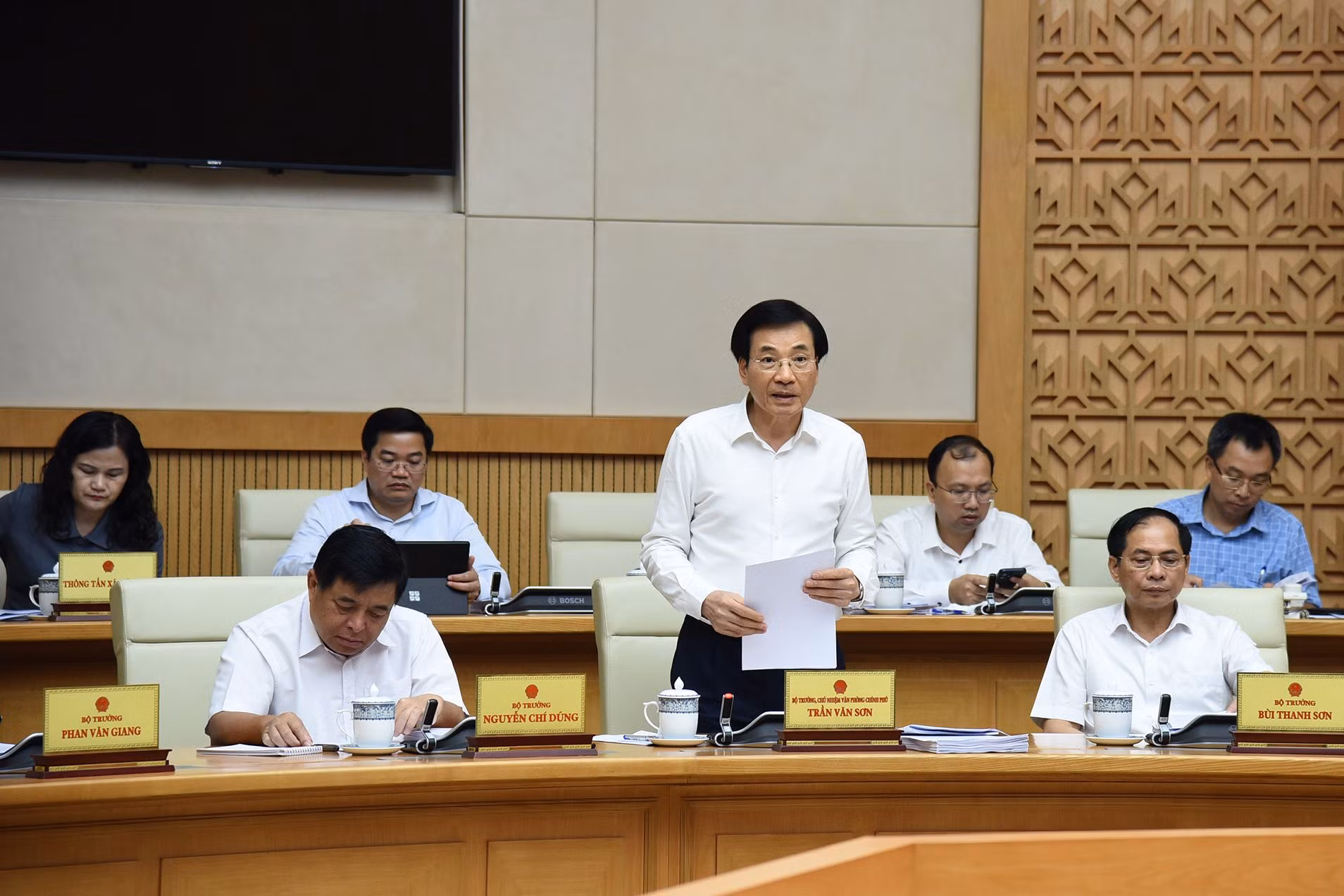 Bộ trưởng, Chủ nhiệm Văn phòng Chính phủ Trần Văn Sơn phát biểu tại phiên họp. Bộ trưởng, Chủ nhiệm Văn phòng Chính phủ Trần Văn Sơn phát biểu tại phiên họp.