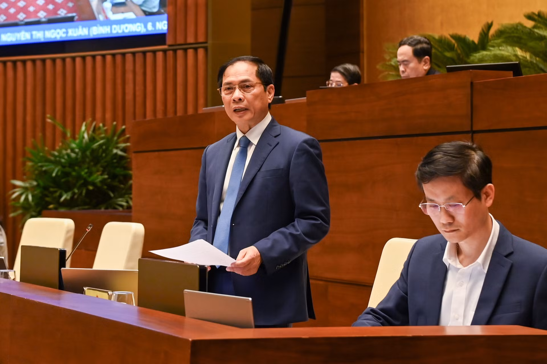 Bộ trưởng Ngoại giao Bùi Thanh Sơn trả lời chất vấn các vấn đề đại biểu Quốc hội nêu.
