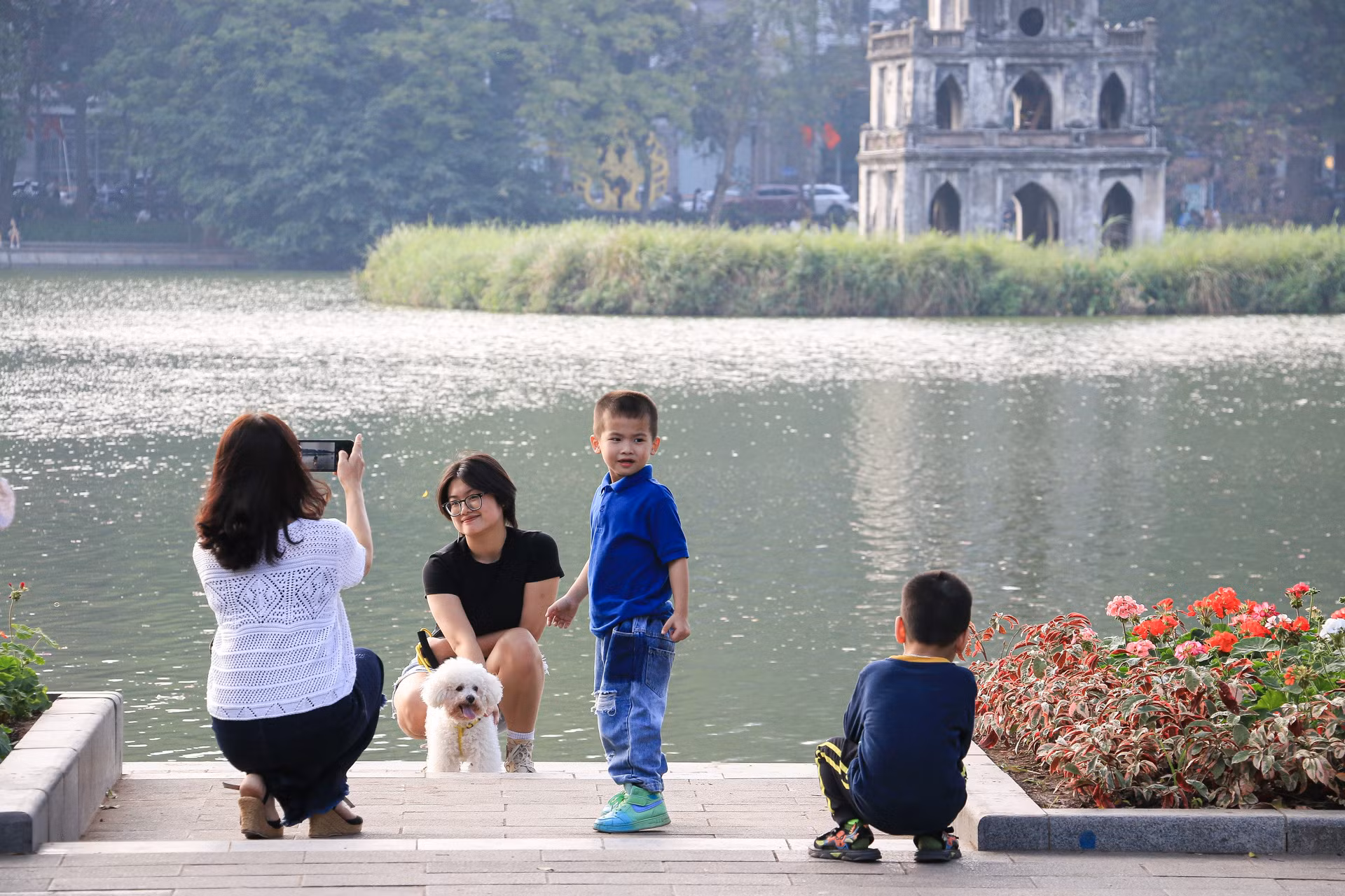 Tháp Rùa trở thành điểm check-in quen thuộc của số đông khi đến chơi phố đi bộ. Tháp Rùa trở thành điểm check-in quen thuộc của số đông khi đến chơi phố đi bộ.