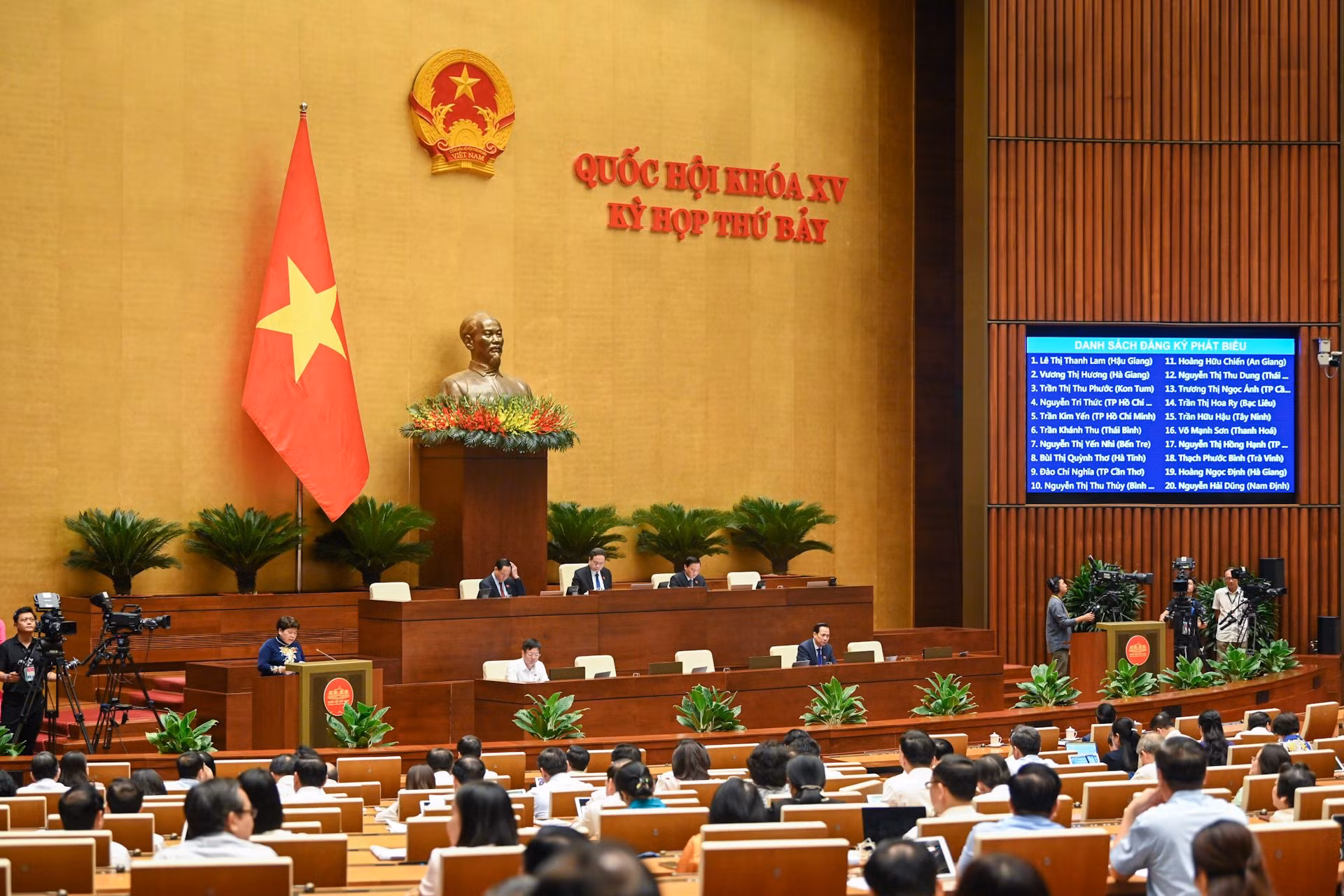 Quang cảnh phiên họp tại Hội trường Diên Hồng, Nhà Quốc hội.