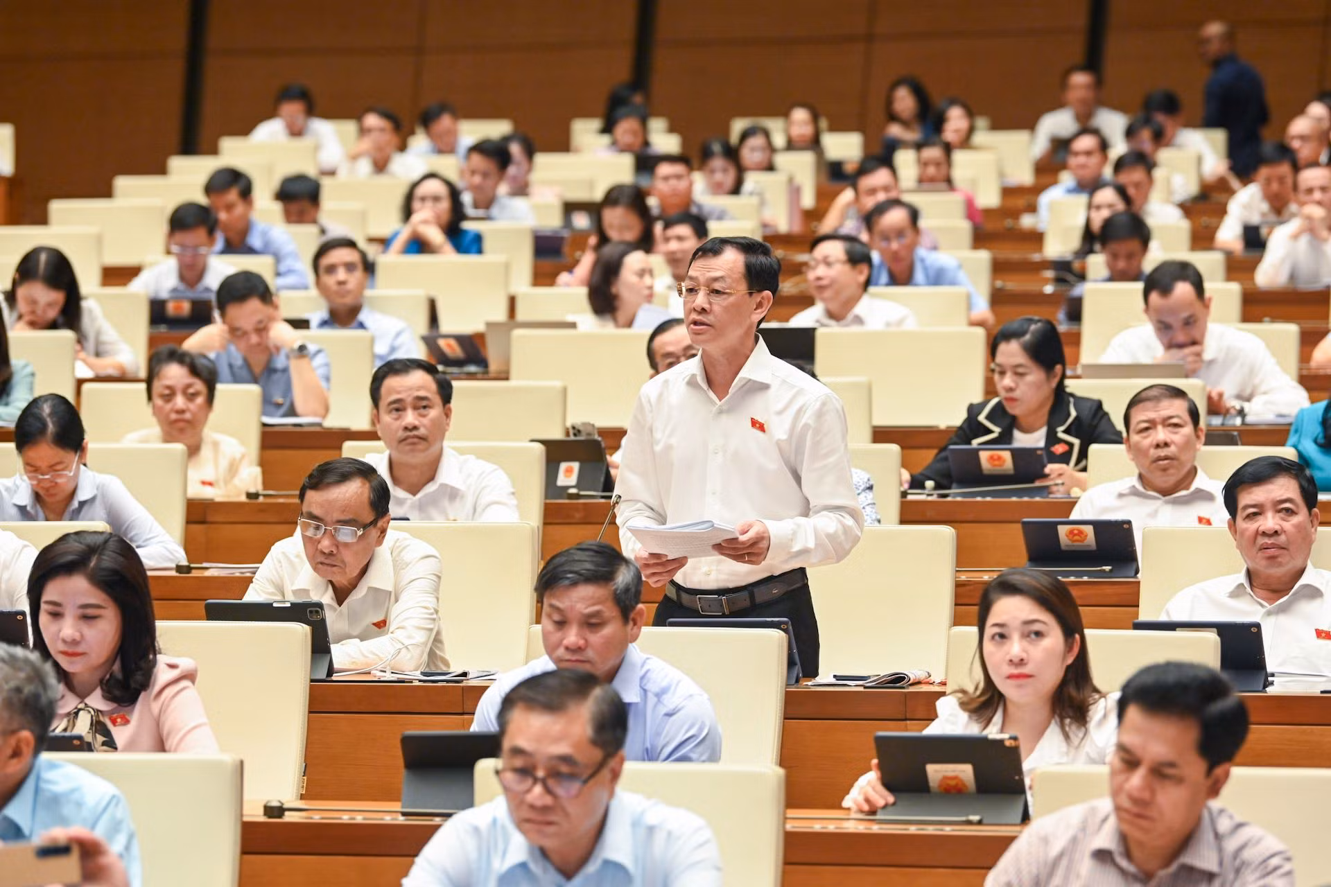 Đại biểu Nguyễn Tri Thức (Đoàn đại biểu Quốc hội Thành phố Hồ Chí Minh) tham gia ý kiến thảo luận.
