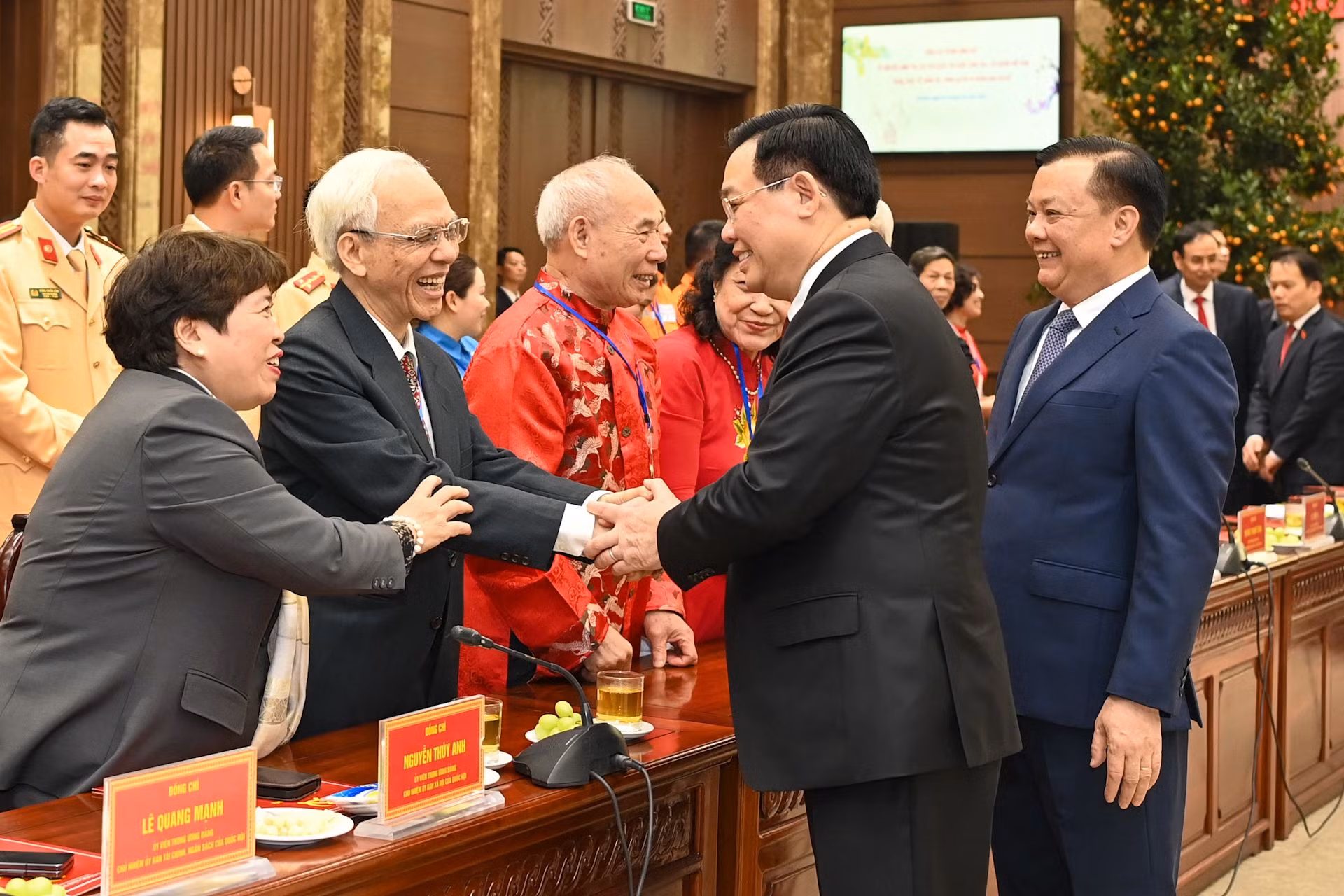 Chủ tịch Quốc hội Vương Đình Huệ thăm hỏi, chúc Tết các bậc cao niên tại hội nghị. Chủ tịch Quốc hội Vương Đình Huệ thăm hỏi, chúc Tết các bậc cao niên tại hội nghị.