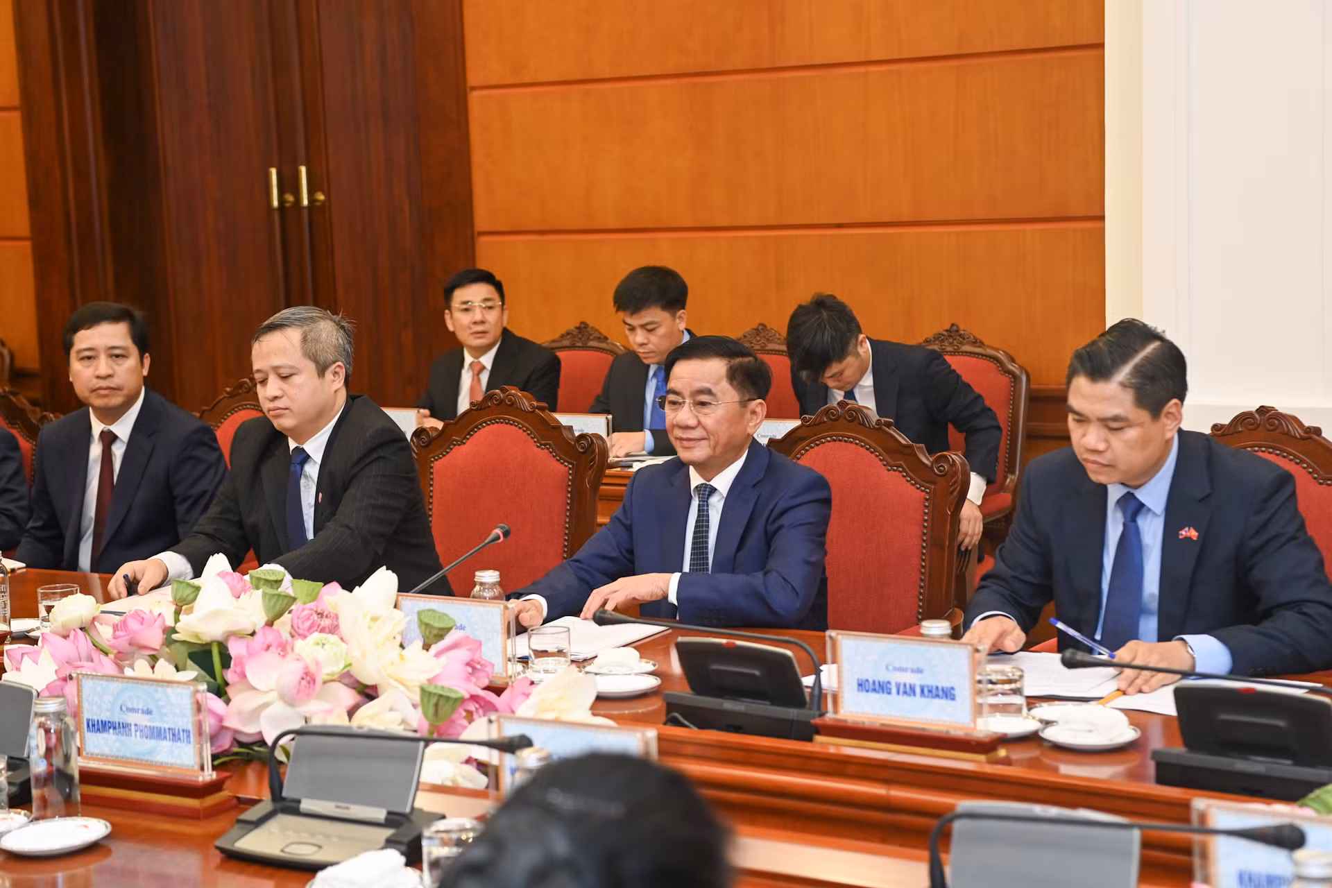 Chủ nhiệm Ủy ban Kiểm tra Trung ương Trần Cẩm Tú và các đại biểu Việt Nam tại buổi hội đàm.