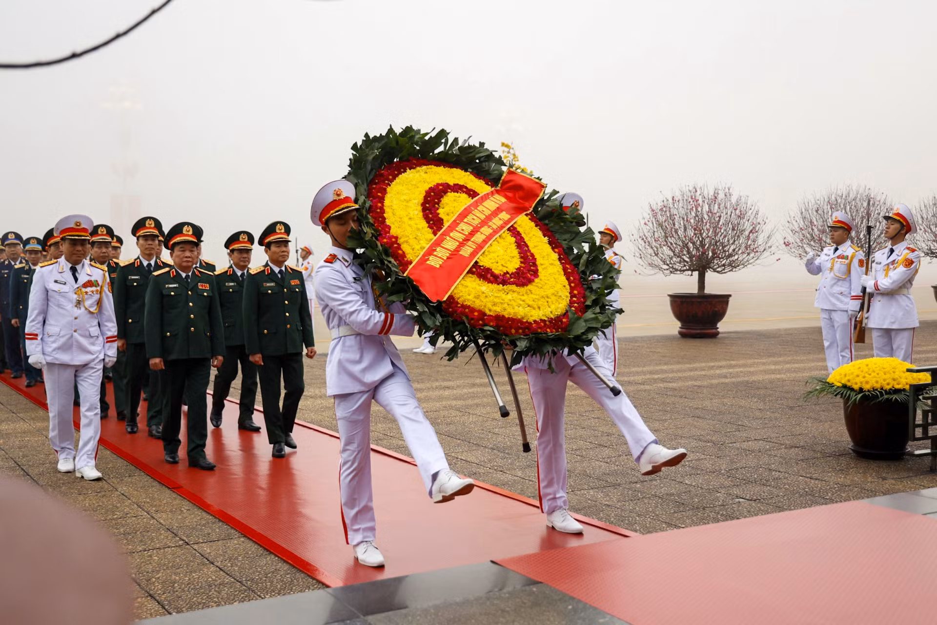 Đoàn đại biểu Quân ủy Trung ương và Bộ Quốc phòng vào Lăng viếng Chủ tịch Hồ Chí Minh.