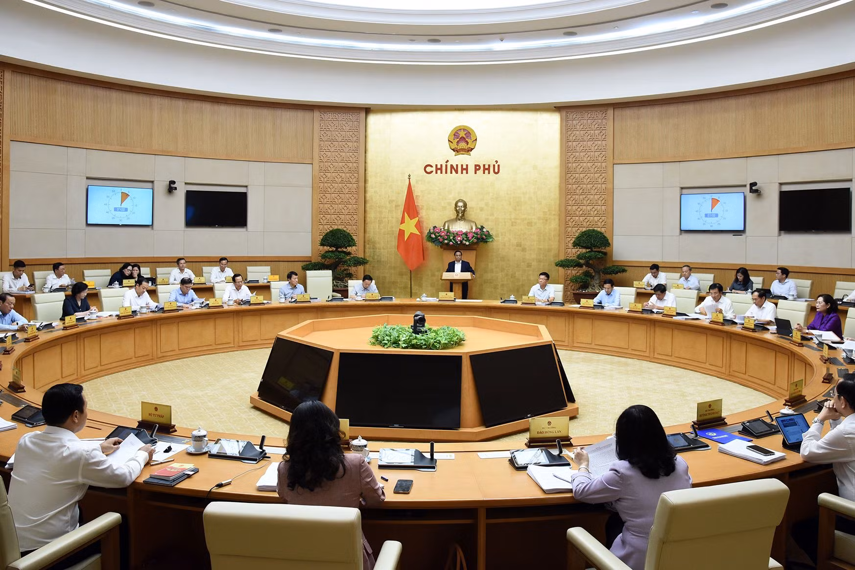 Theo chương trình, phiên họp thảo luận về tình hình kinh tế-xã hội tháng 7 và 7 tháng đầu năm, tình hình phân bổ, giải ngân vốn đầu tư công, công tác chỉ đạo, điều hành của Chính phủ, một số nhiệm vụ trọng tâm thời gian tới và một số nội dung quan trọng khác. Theo chương trình, phiên họp thảo luận về tình hình kinh tế-xã hội tháng 7 và 7 tháng đầu năm, tình hình phân bổ, giải ngân vốn đầu tư công, công tác chỉ đạo, điều hành của Chính phủ, một số nhiệm vụ trọng tâm thời gian tới và một số nội dung quan trọng khác.