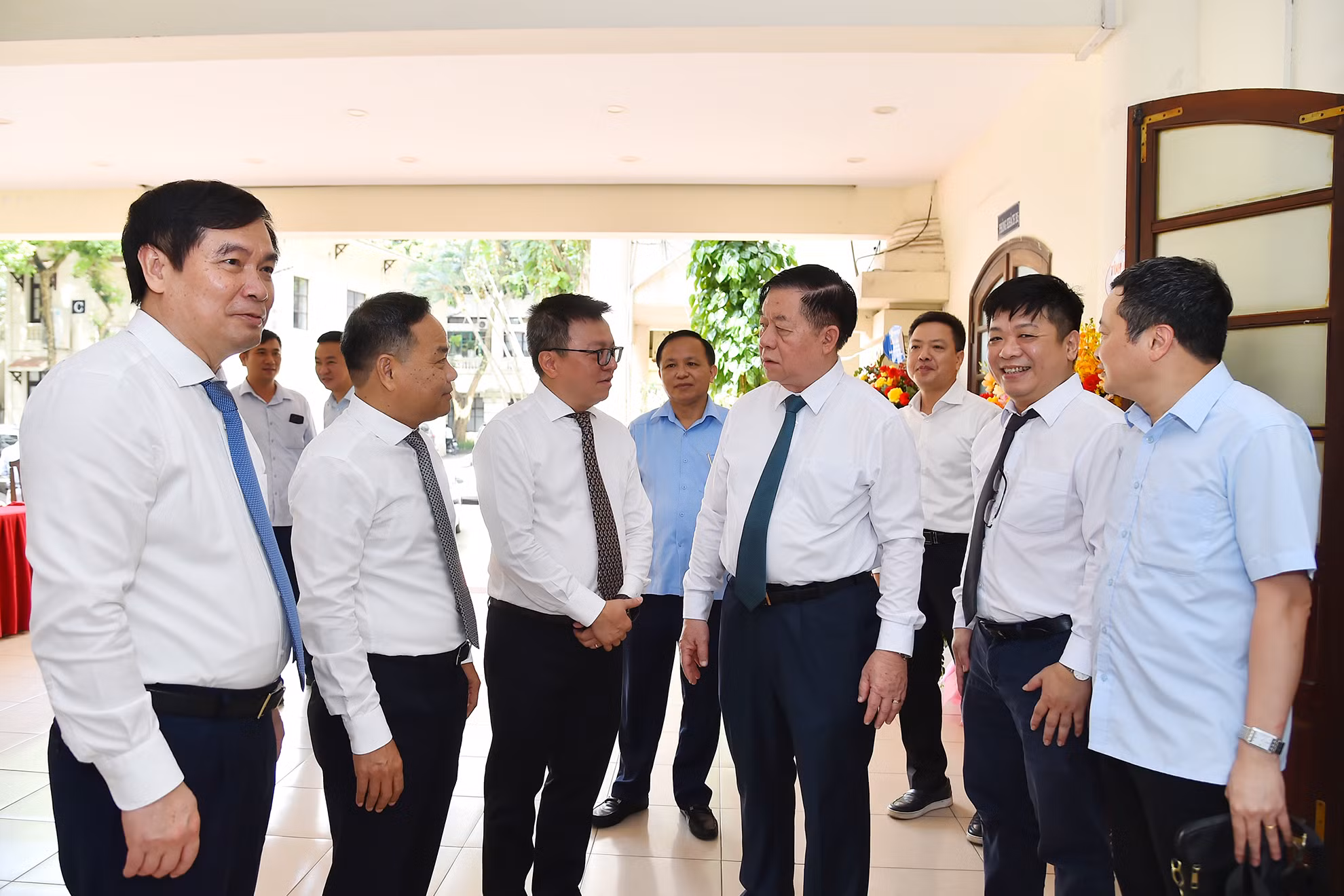 Trưởng Ban Tuyên giáo Trung ương Nguyễn Trọng Nghĩa trao đổi với Tổng Biên tập Báo Nhân Dân Lê Quốc Minh, các đồng chí lãnh đạo Báo Nhân Dân bên lề buổi làm việc.