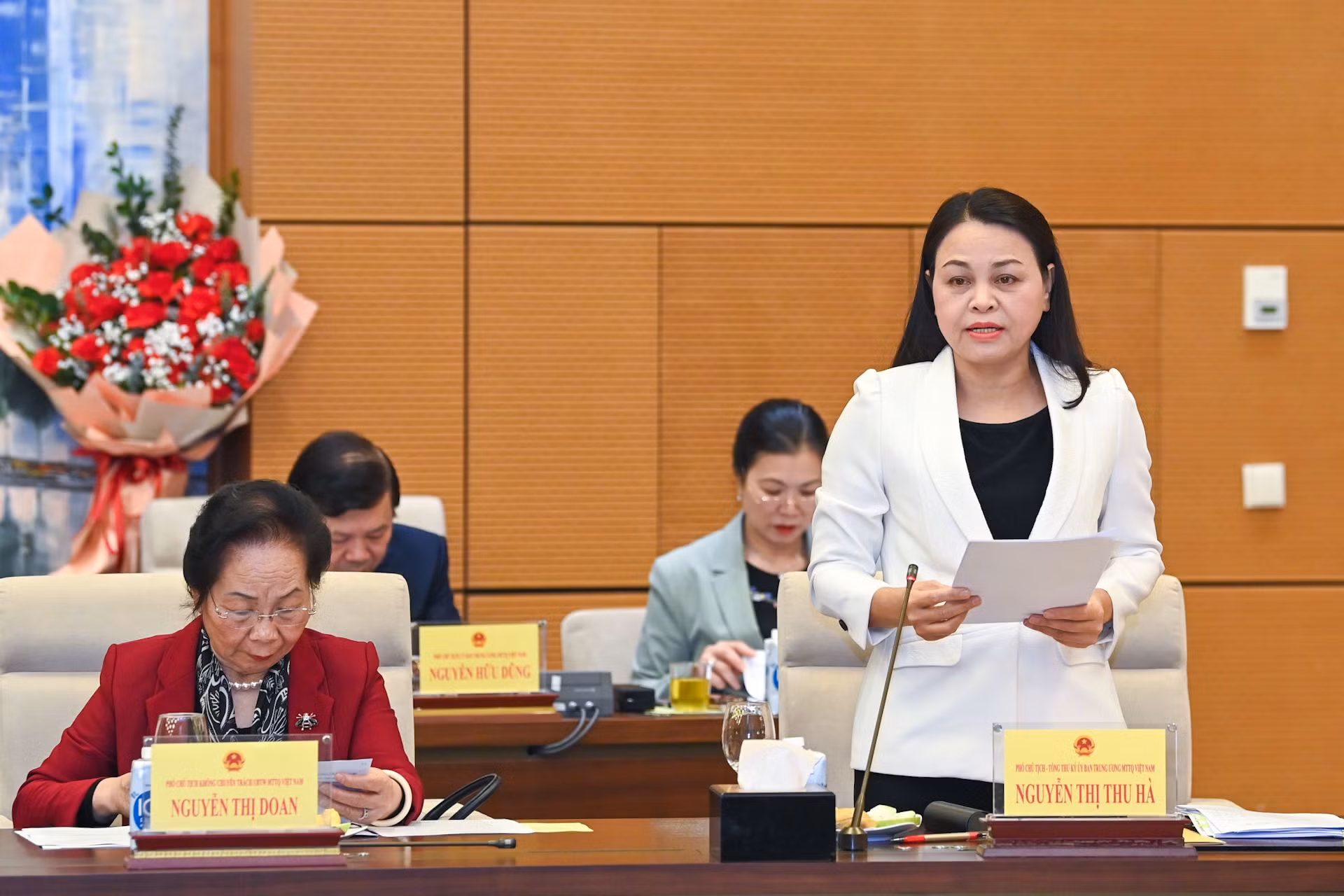 Phó Chủ tịch, Tổng Thư ký Ủy ban Trung ương Mặt trận Tổ quốc Việt Nam Nguyễn Thị Thu Hà trình bày báo cáo sơ kết 5 năm thực hiện Quy chế phối hợp giữa hai cơ quan.