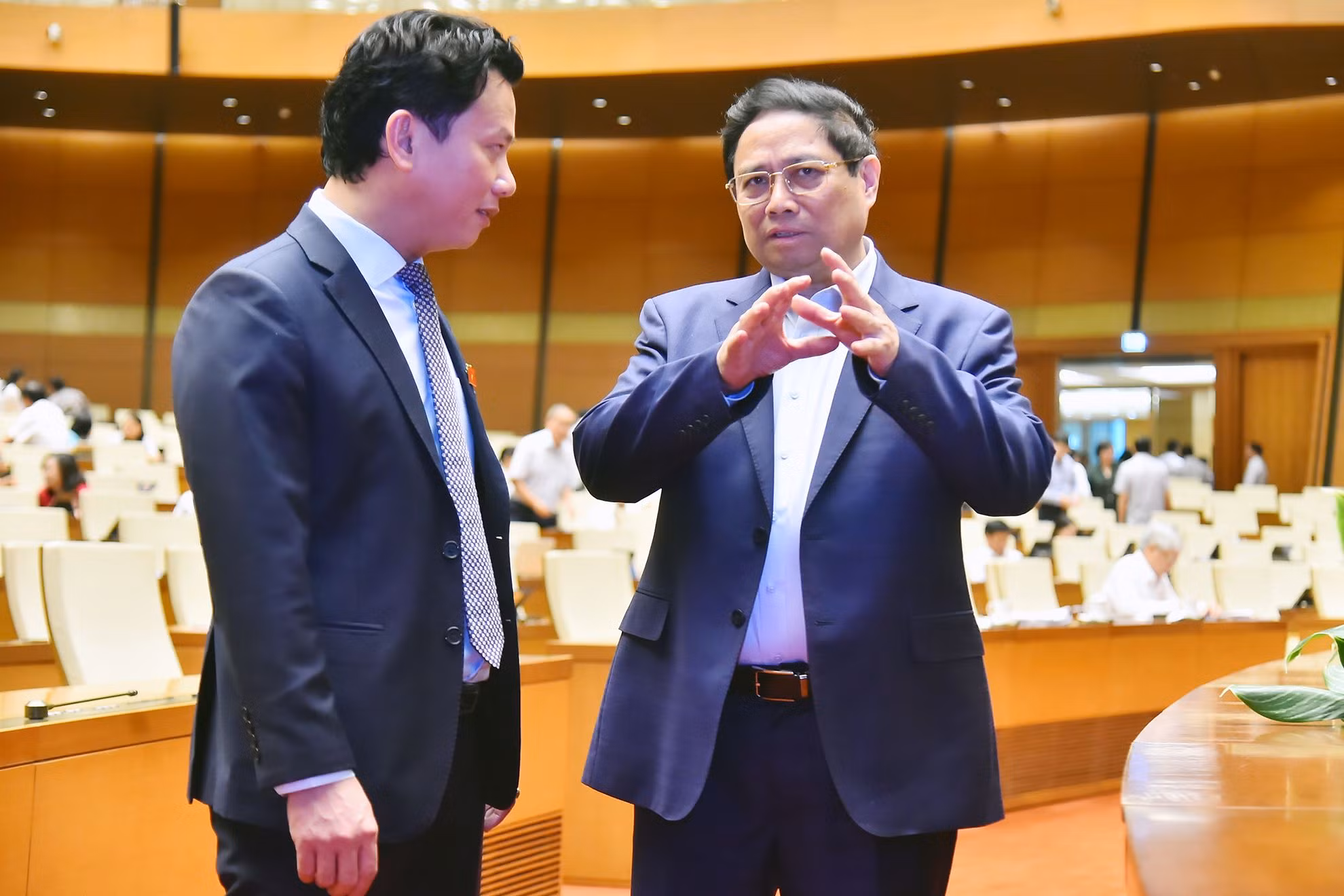 Thủ tướng Phạm Minh Chính trao đổi với Bộ trưởng Tài nguyên và Môi trường Đặng Quốc Khánh bên lề phiên chất vấn và trả lời chất vấn.