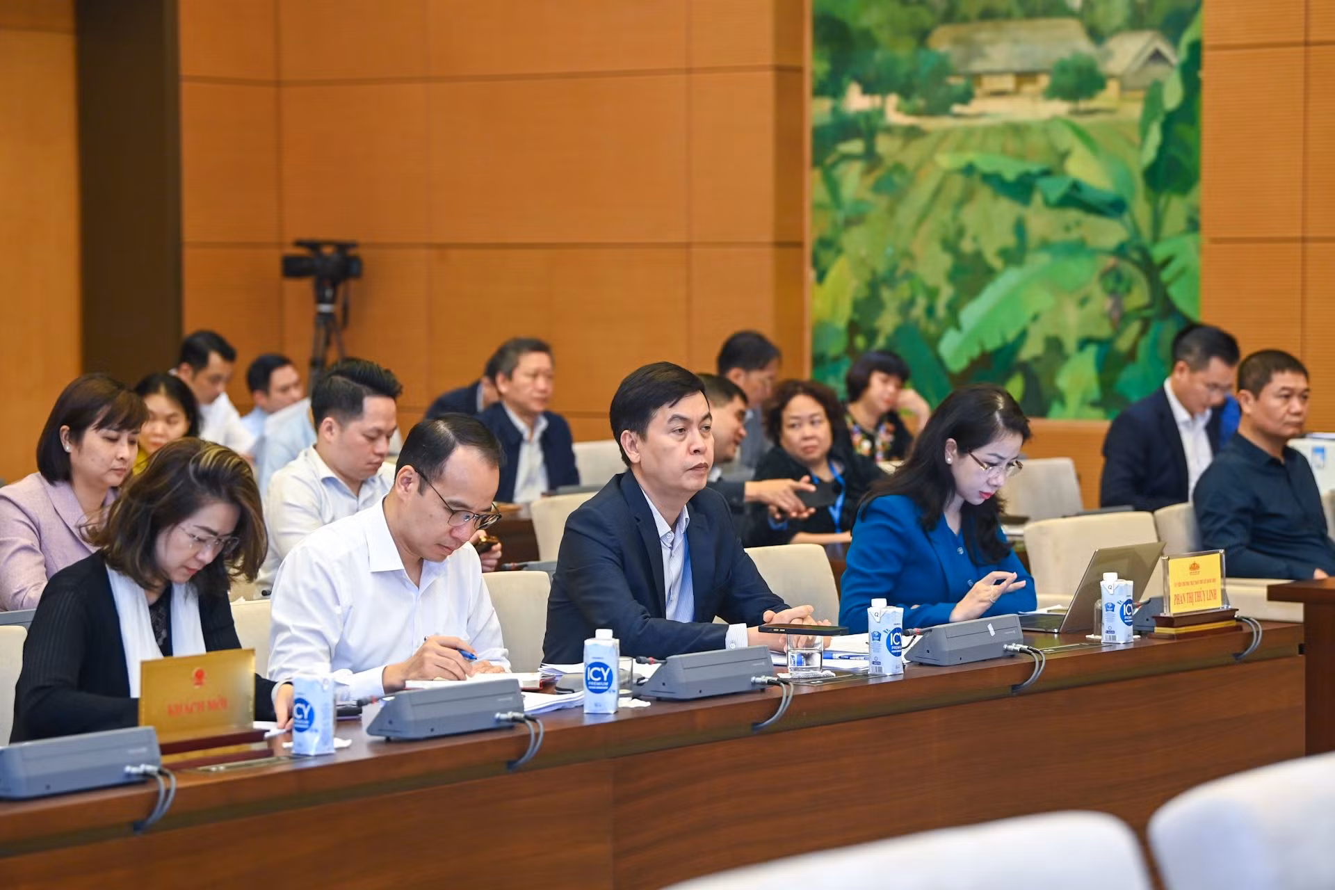 Các đại biểu tham dự phiên họp. Các đại biểu tham dự phiên họp.