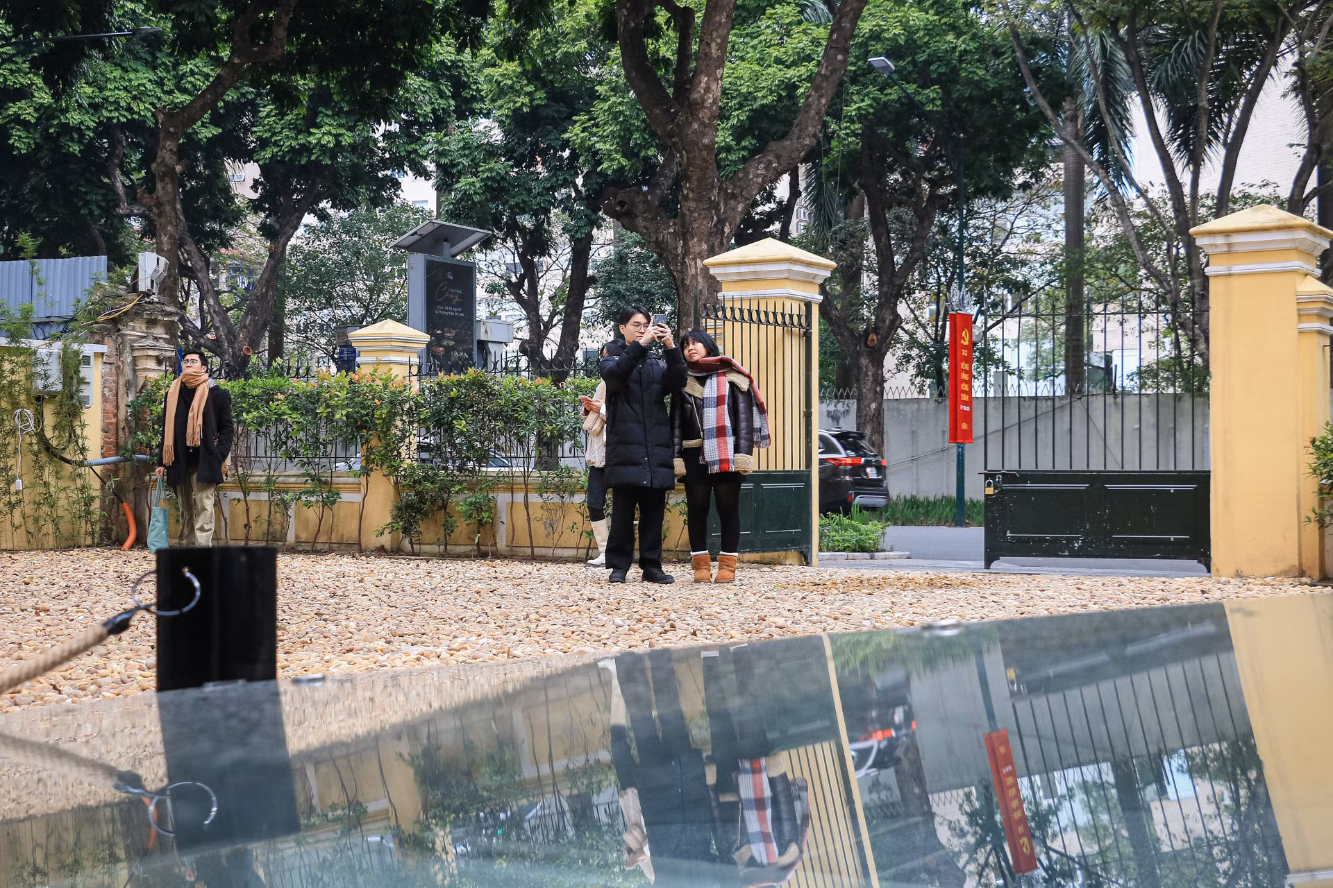 Khách tham quan thích thú trước diện mạo hoàn toàn mới của tòa biệt thự.