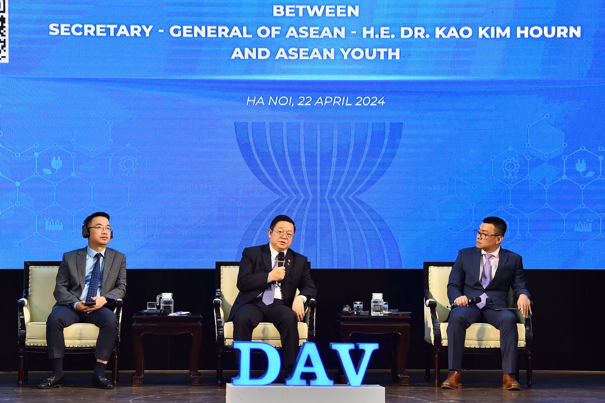 Tổng Thư ký ASEAN Kao Kim Hourn cùng các diễn giả trả lời câu hỏi của thanh niên ASEAN tại buổi đối thoại.