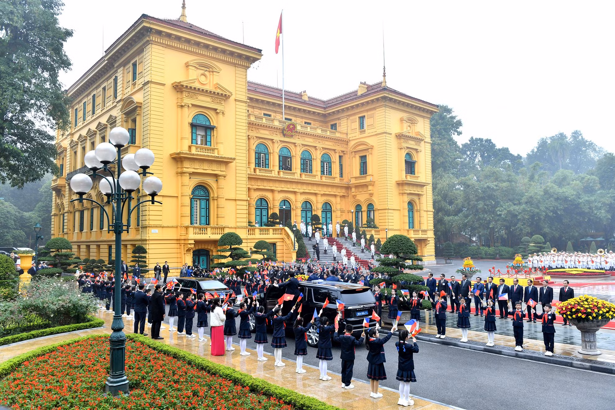 Quang cảnh lễ đón Tổng thống Philippines Ferdinand Marcos Jr. và phu nhân tại Phủ Chủ tịch. Quang cảnh lễ đón Tổng thống Philippines Ferdinand Marcos Jr. và phu nhân tại Phủ Chủ tịch.