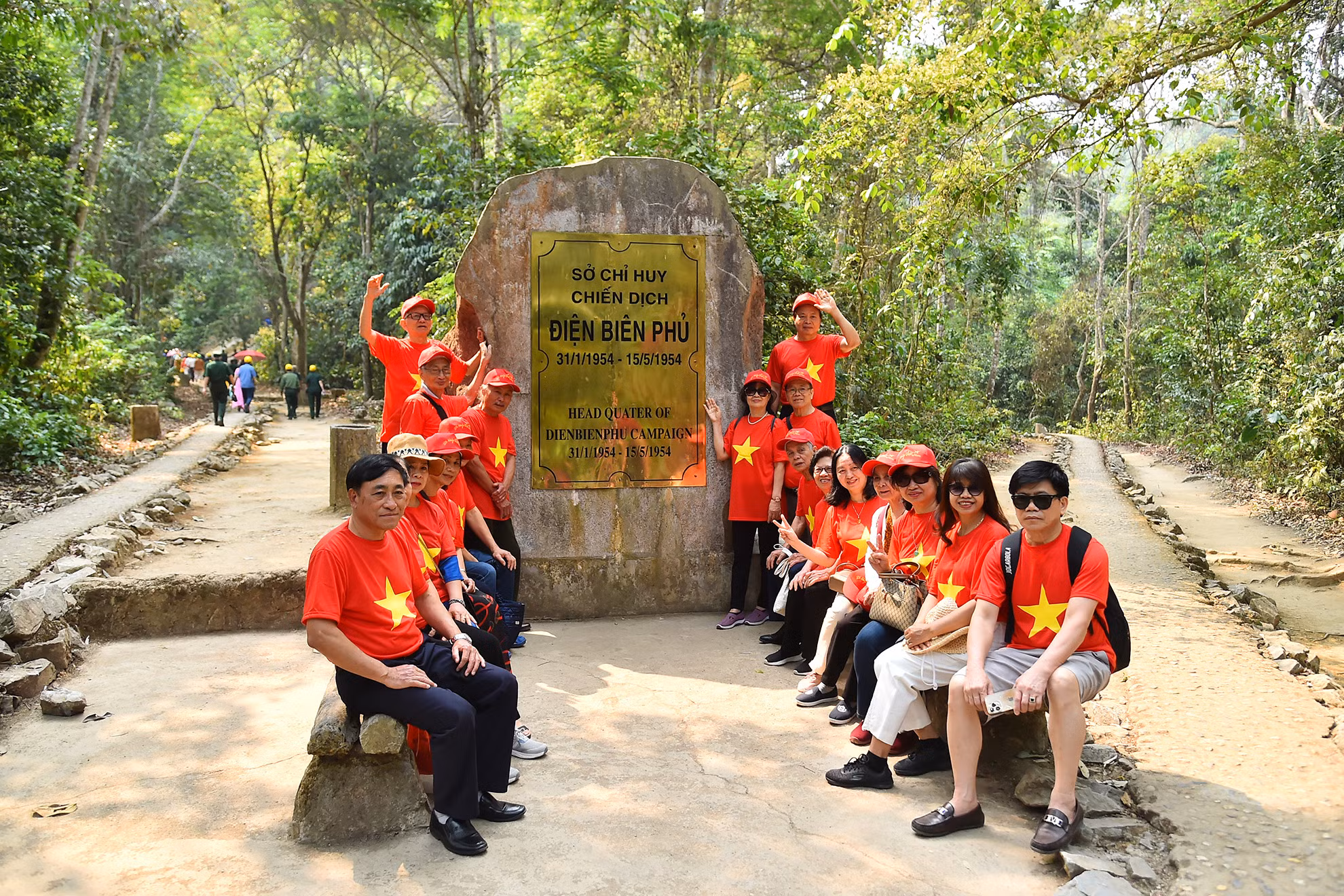 Với cách bố trí hầm, lán trại thành hệ thống liên hoàn, ẩn mình trong rừng già dưới chân núi Pú Đồn, trong vòng 105 ngày từ 31/1/1954 đến 15/5/1954 cơ quan đầu não quan trọng của chiến dịch Điện Biên Phủ được bảo đảm an toàn tuyệt đối. Từ Sở Chỉ huy này, đi lên điểm cao nhất, có thể quan sát toàn bộ thành phố Điện Biên Phủ, thung lũng Mường Thanh và các cứ điểm trước kia của quân Pháp như đồi Him Lam, đồi Độc Lập, đồi D1, đồi C1, đồi A1... Với cách bố trí hầm, lán trại thành hệ thống liên hoàn, ẩn mình trong rừng già dưới chân núi Pú Đồn, trong vòng 105 ngày từ 31/1/1954 đến 15/5/1954 cơ quan đầu não quan trọng của chiến dịch Điện Biên Phủ được bảo đảm an toàn tuyệt đối. Từ Sở Chỉ huy này, đi lên điểm cao nhất, có thể quan sát toàn bộ thành phố Điện Biên Phủ, thung lũng Mường Thanh và các cứ điểm trước kia của quân Pháp như đồi Him Lam, đồi Độc Lập, đồi D1, đồi C1, đồi A1...