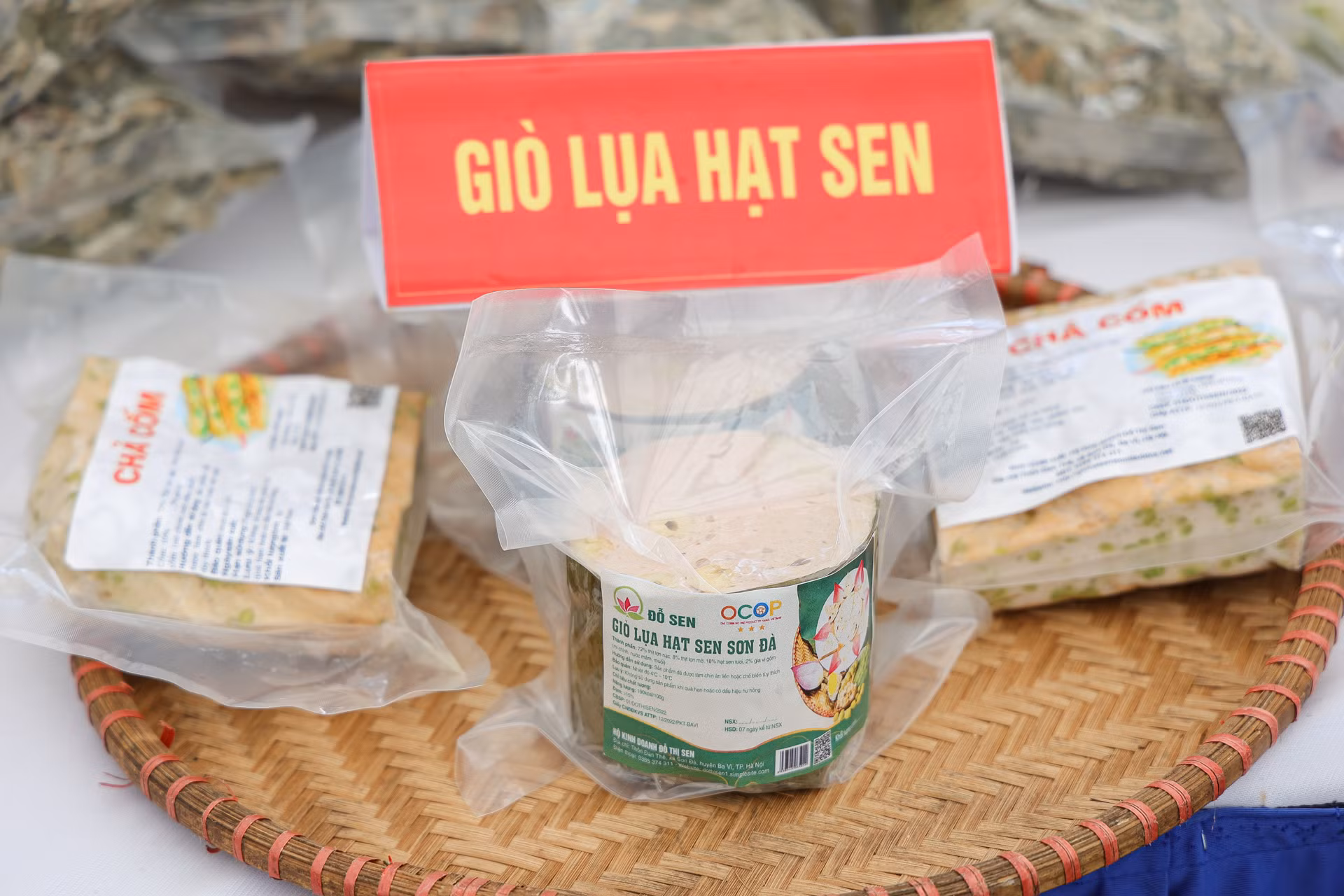 Ngoài ra củ sen, hạt sen còn được chế biến để trở thành các món ăn thơm ngon, bổ dưỡng. Ngoài ra củ sen, hạt sen còn được chế biến để trở thành các món ăn thơm ngon, bổ dưỡng.