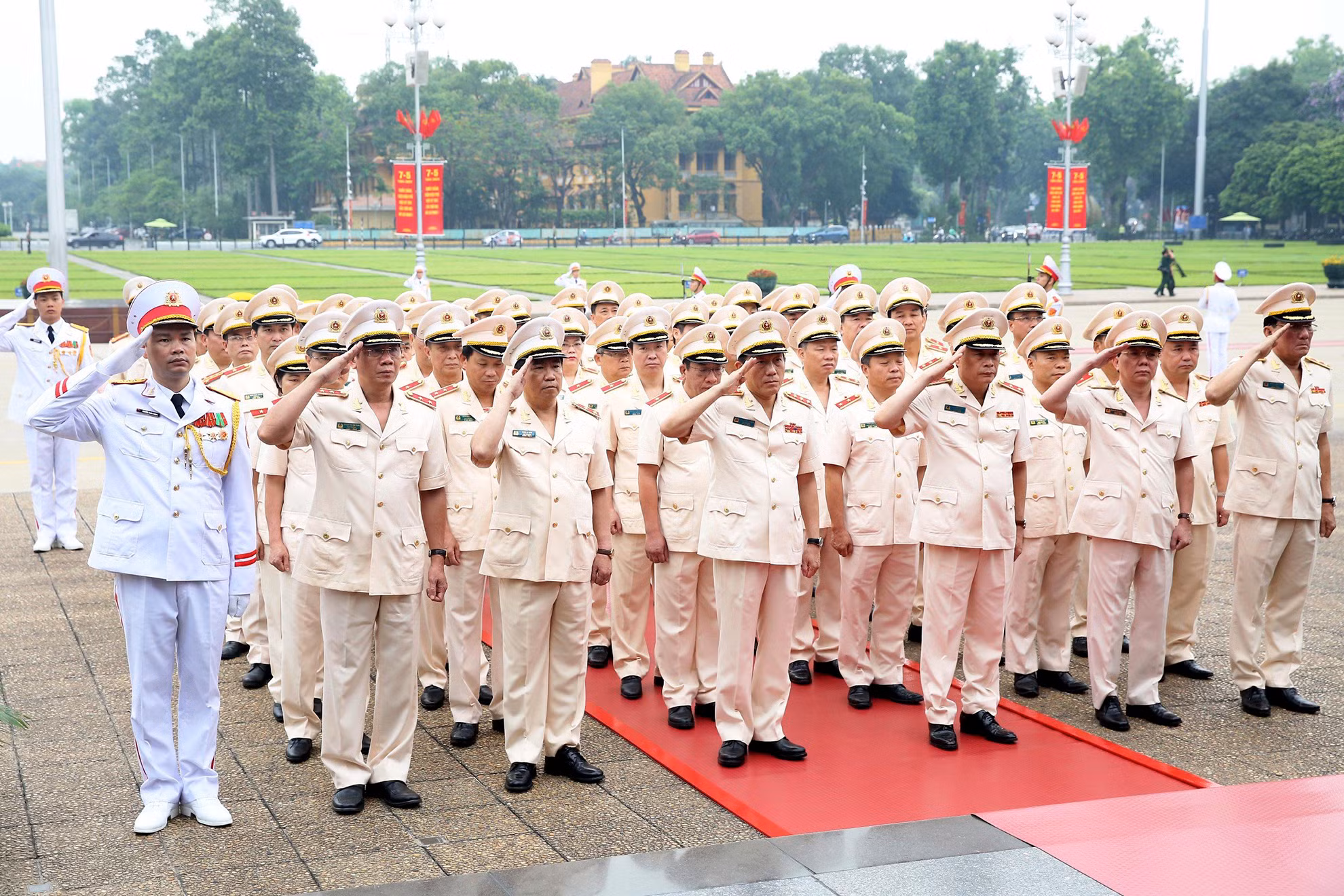 Đoàn đại biểu Đảng ủy Công an Trung ương và Bộ Công an vào Lăng viếng Chủ tịch Hồ Chí Minh. Đoàn đại biểu Đảng ủy Công an Trung ương và Bộ Công an vào Lăng viếng Chủ tịch Hồ Chí Minh.