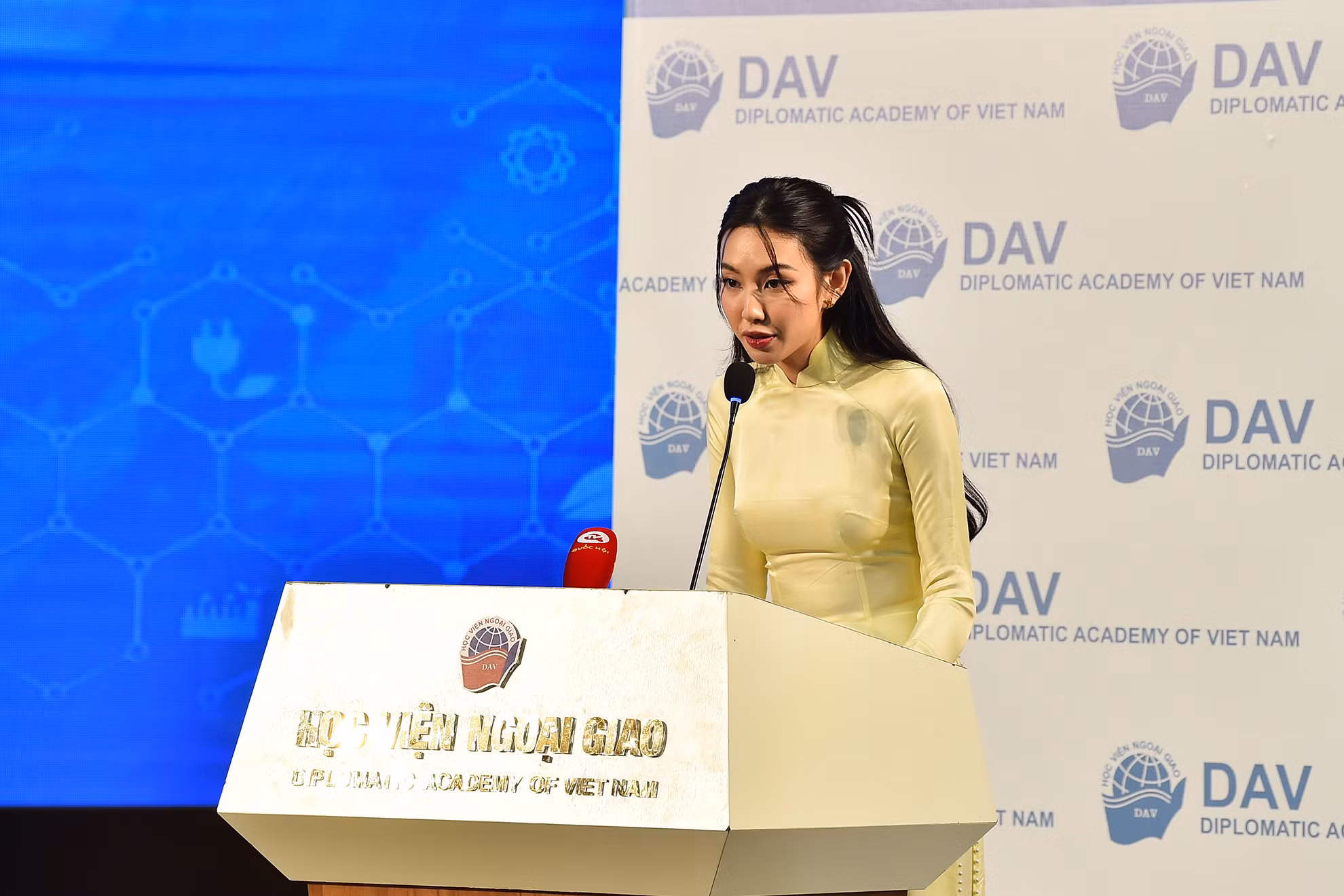 Hoa hậu Nguyễn Thúc Thùy Tiên đại diện thế trẻ Việt Nam phát biểu tại buổi “Đối thoại giữa Tổng Thư ký ASEAN Kao Kim Hourn với thanh niên các nước ASEAN”.