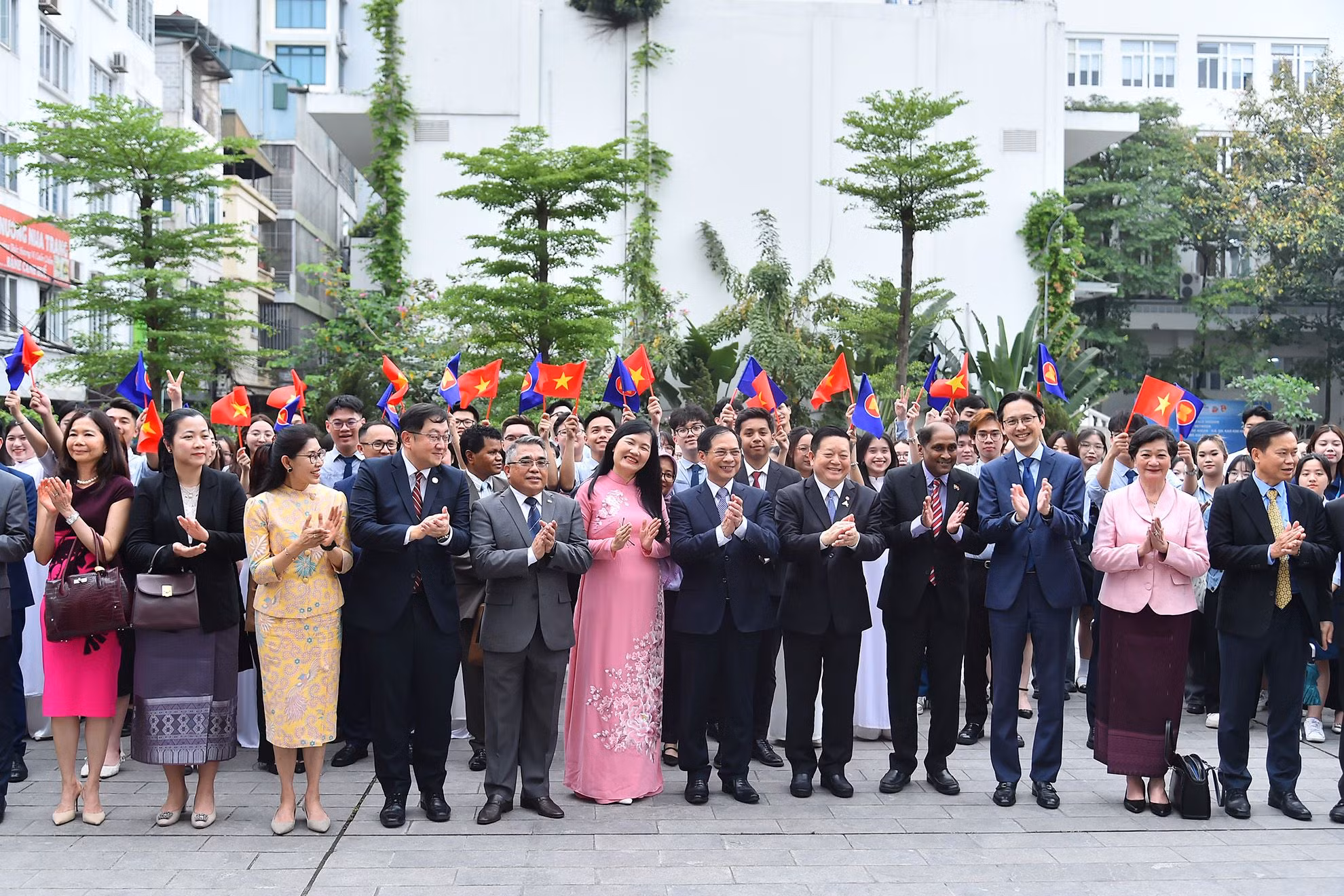 Bộ trưởng Ngoại giao Bùi Thanh Sơn và Tổng Thư ký ASEAN Kao Kim Hourn cùng các đại biểu tại Lễ cắt băng khánh thành Quảng trường ASEAN.