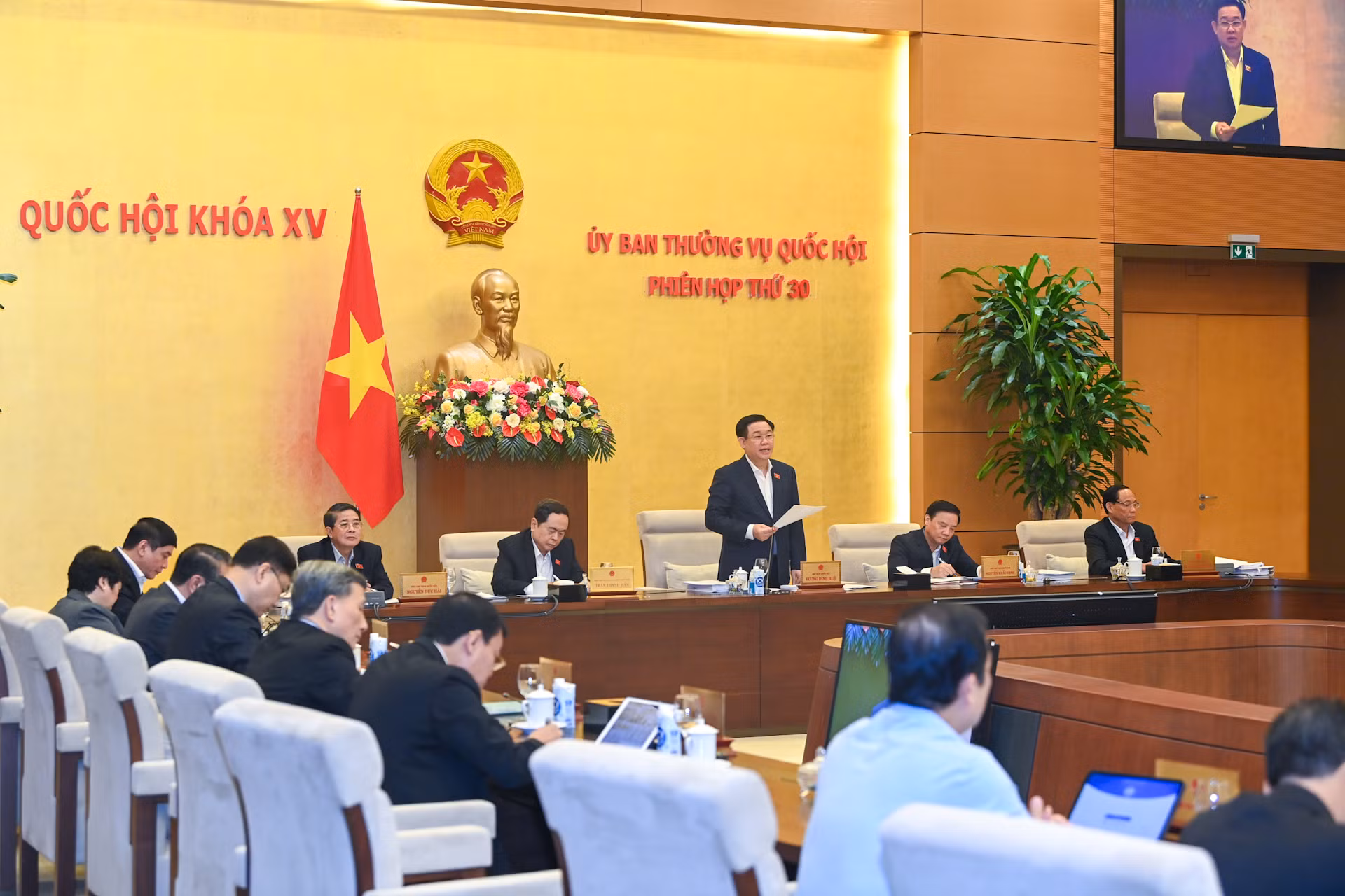 Chủ tịch Quốc hội Vương Đình Huệ phát biểu khai mạc, gợi mở các nội dung thảo luận tại phiên họp. Chủ tịch Quốc hội Vương Đình Huệ phát biểu khai mạc, gợi mở các nội dung thảo luận tại phiên họp.