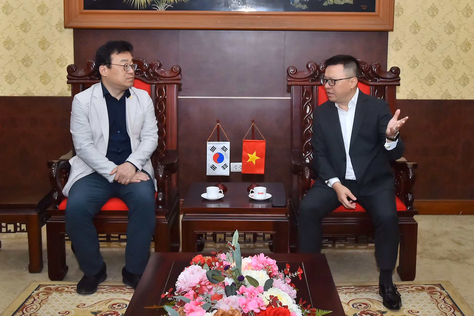 Tổng Biên tập Báo Nhân Dân Lê Quốc Minh tiếp ông Park Jong Hyun, Chủ tịch Hội Nhà báo Hàn Quốc.