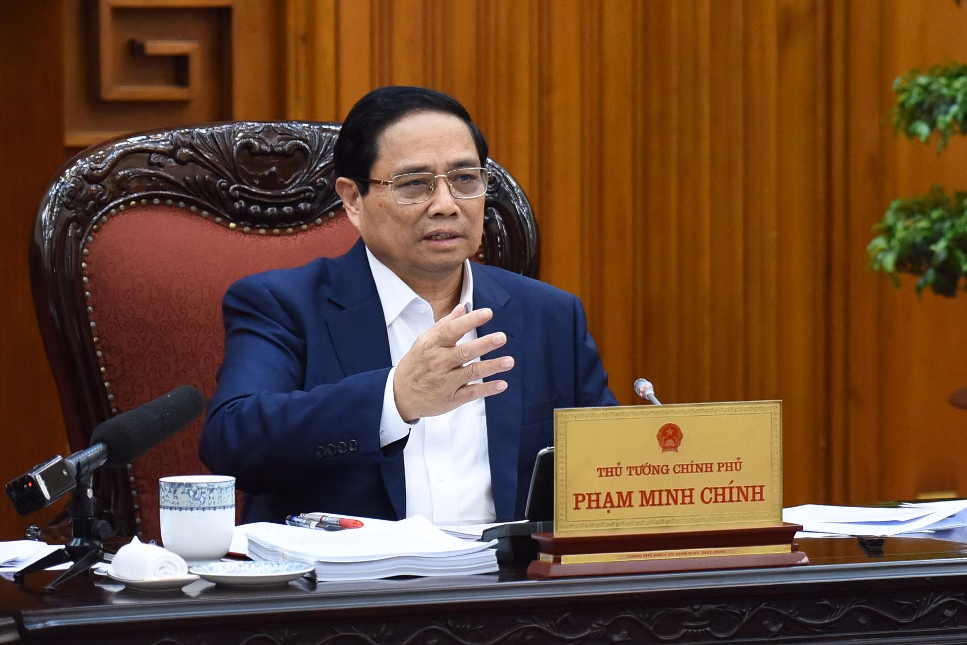 Phát biểu tại phiên họp, Thủ tướng Phạm Minh Chính nêu rõ quan điểm chỉ đạo là việc rà soát, xử lý các vướng mắc trong hệ thống các văn bản quy phạm pháp luật phải xuất phát từ thực tiễn, tôn trọng thực tiễn, bám sát thực tiễn, lấy thực tiễn làm thước đo. Phát biểu tại phiên họp, Thủ tướng Phạm Minh Chính nêu rõ quan điểm chỉ đạo là việc rà soát, xử lý các vướng mắc trong hệ thống các văn bản quy phạm pháp luật phải xuất phát từ thực tiễn, tôn trọng thực tiễn, bám sát thực tiễn, lấy thực tiễn làm thước đo.