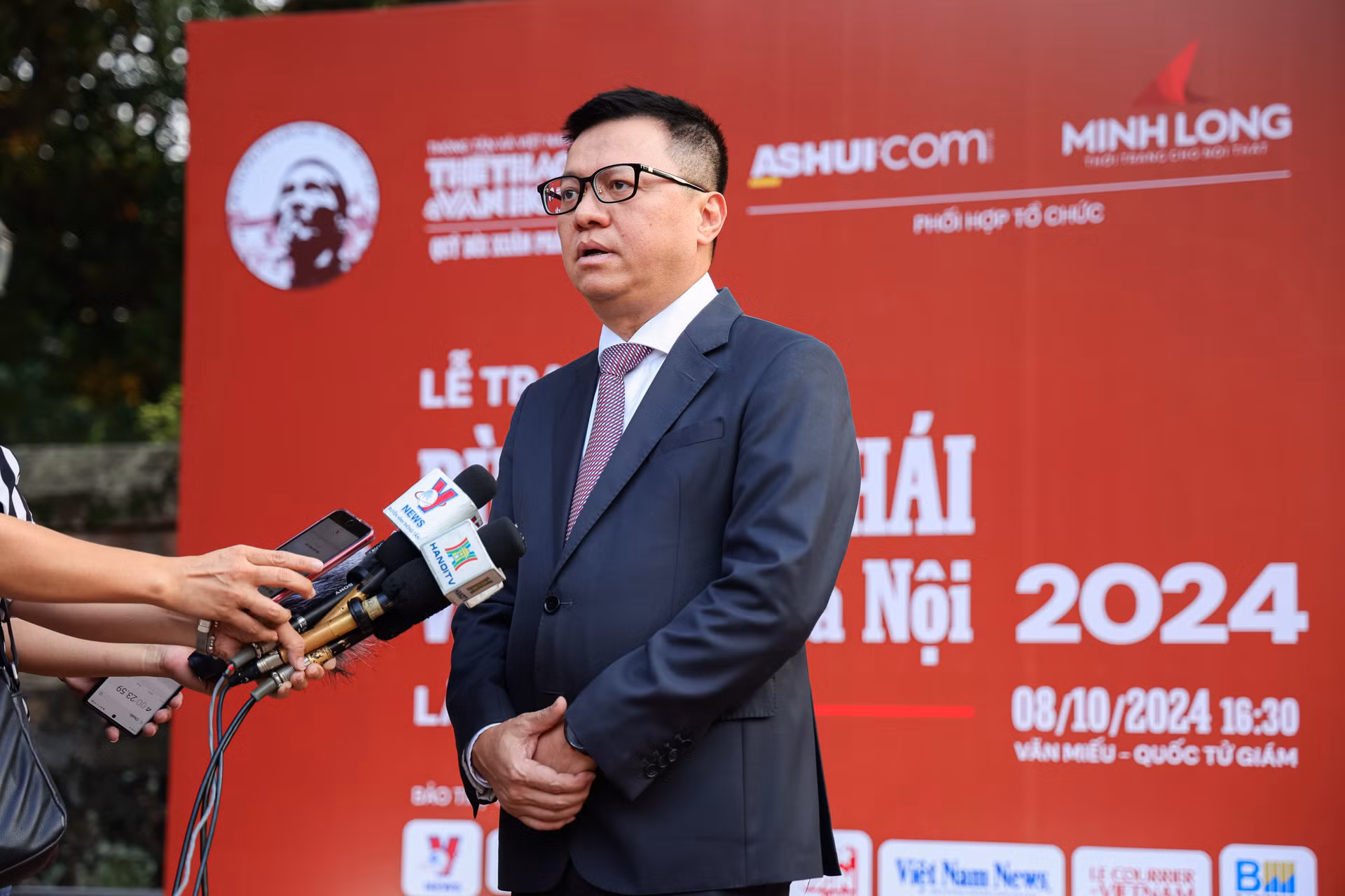 Ông Lê Quốc Minh, Ủy viên Trung ương Đảng, Tổng Biên tập Báo Nhân Dân, Phó Trưởng Ban Tuyên giáo Trung ương, Chủ tịch Hội Nhà báo Việt Nam trả lời phỏng vấn tại lễ trao giải. Ông Lê Quốc Minh, Ủy viên Trung ương Đảng, Tổng Biên tập Báo Nhân Dân, Phó Trưởng Ban Tuyên giáo Trung ương, Chủ tịch Hội Nhà báo Việt Nam trả lời phỏng vấn tại lễ trao giải.