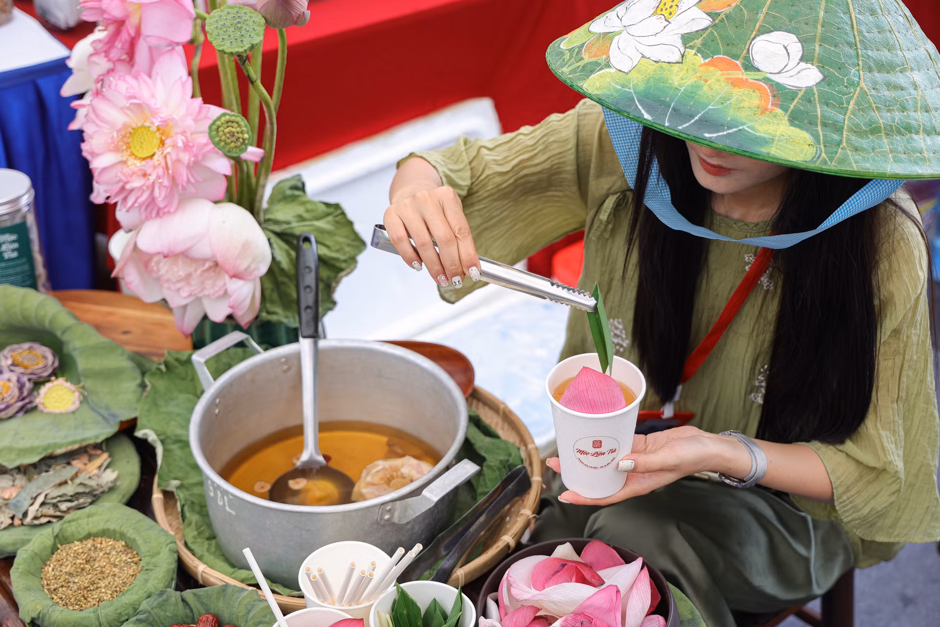Lễ hội Sen Hà Nội và giới thiệu sản phẩm OCOP gắn với văn hóa các tỉnh miền núi phía Bắc năm 2024 sẽ diễn ra từ ngày 12 đến hết ngày 16/7. Sự kiện với rất nhiều hoạt động hấp dẫn, hứa hẹn sẽ đem đến những trải nghiệm độc đáo cho người dân Hà Nội và du khách thập phương. Lễ hội Sen Hà Nội và giới thiệu sản phẩm OCOP gắn với văn hóa các tỉnh miền núi phía Bắc năm 2024 sẽ diễn ra từ ngày 12 đến hết ngày 16/7. Sự kiện với rất nhiều hoạt động hấp dẫn, hứa hẹn sẽ đem đến những trải nghiệm độc đáo cho người dân Hà Nội và du khách thập phương.