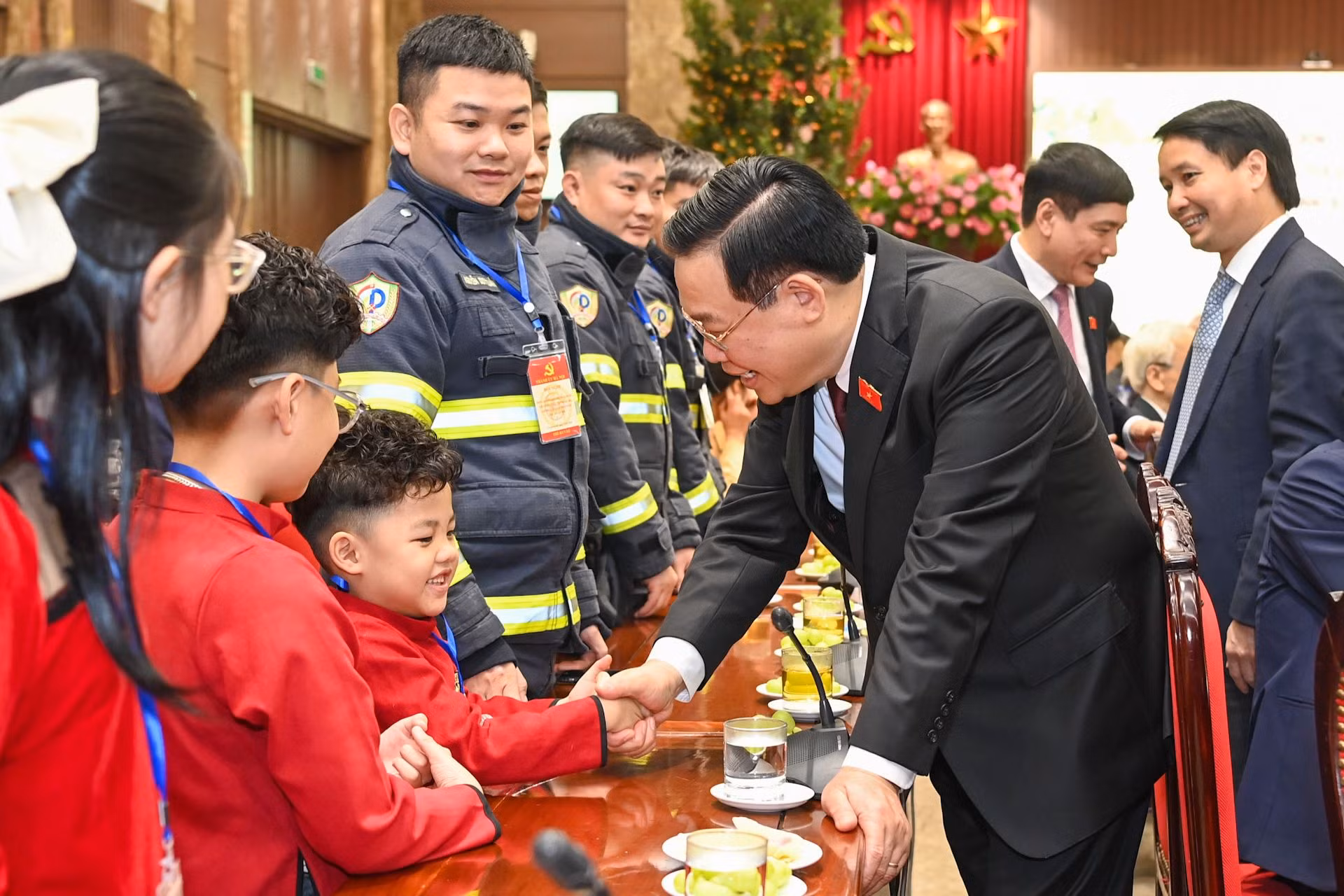 Chủ tịch Quốc hội Vương Đình Huệ trò chuyện với các cháu thiếu nhi Thủ đô. Chủ tịch Quốc hội Vương Đình Huệ trò chuyện với các cháu thiếu nhi Thủ đô.