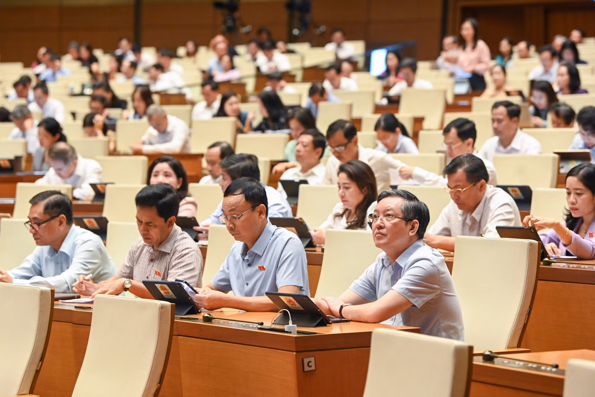 Các đại biểu Quốc hội tham dự phiên họp tại hội trường.