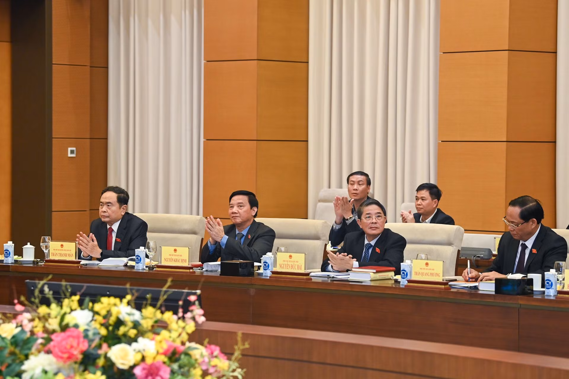 Phó Chủ tịch Thường trực Quốc hội Trần Thanh Mẫn và các Phó Chủ tịch Quốc hội cùng các đại biểu dự hội nghị.
