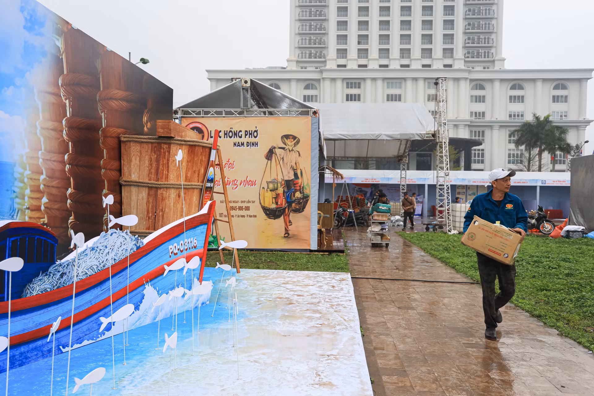 Để chuẩn bị cho công tác tổ chức Festival Phở 2024, Sở Văn hóa, Thể thao và Du lịch tỉnh Nam Định đã phối hợp chặt chẽ với các đơn vị liên quan lên phương án đón tiếp, bảo đảm an ninh, an toàn cho các đại biểu, khách mời và du khách tham dự sự kiện; chú trọng đến công tác vệ sinh an toàn thực phẩm, an toàn giao thông, an toàn điện lực. Để chuẩn bị cho công tác tổ chức Festival Phở 2024, Sở Văn hóa, Thể thao và Du lịch tỉnh Nam Định đã phối hợp chặt chẽ với các đơn vị liên quan lên phương án đón tiếp, bảo đảm an ninh, an toàn cho các đại biểu, khách mời và du khách tham dự sự kiện; chú trọng đến công tác vệ sinh an toàn thực phẩm, an toàn giao thông, an toàn điện lực.