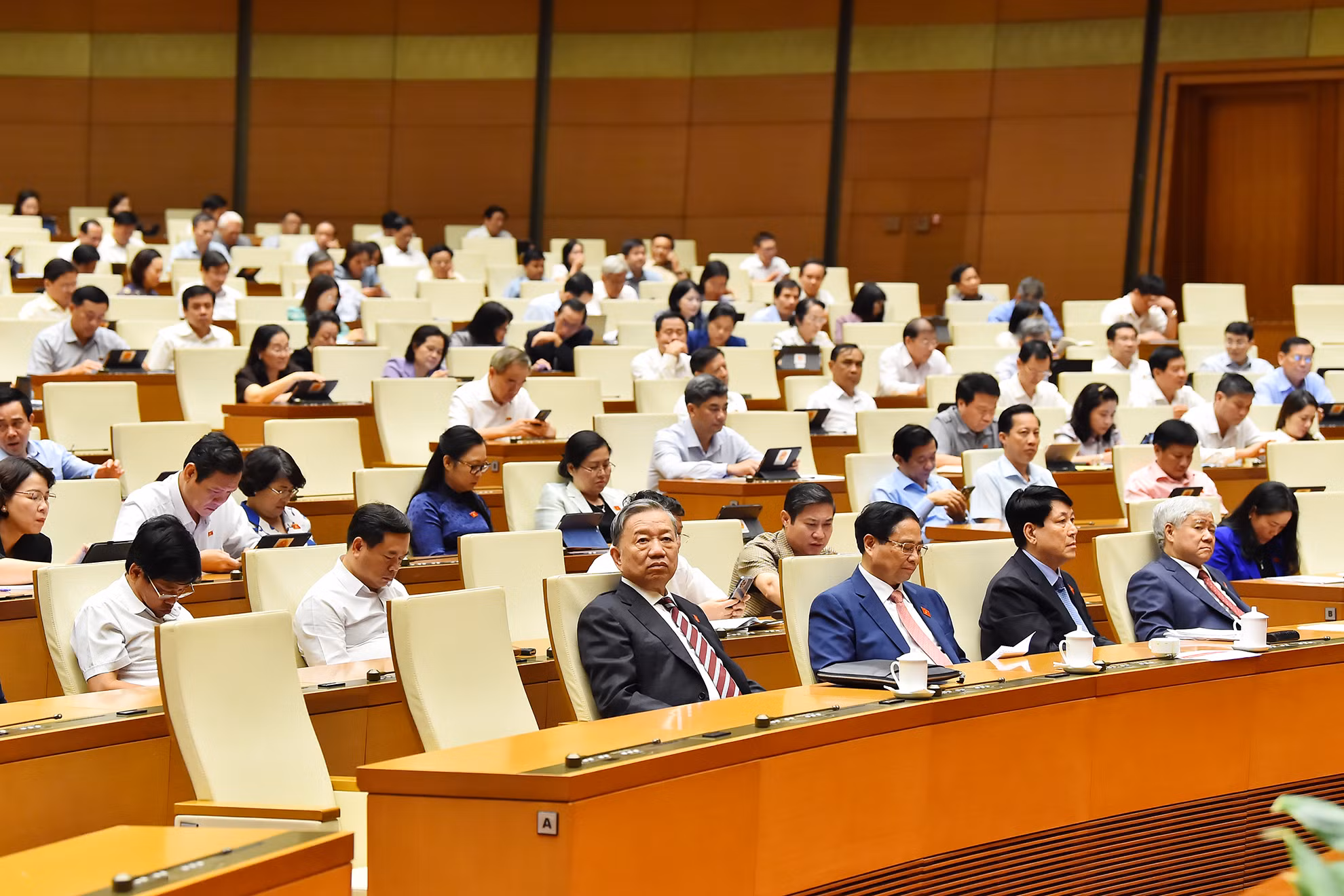 Chủ tịch nước Tô Lâm, Thủ tướng Phạm Minh Chính, Thường trực Ban Bí thư Lương Cường và Chủ tịch Ủy ban Trung ương Mặt trận Tổ quốc Việt Nam Đỗ Văn Chiến và các đại biểu Quốc hội dự phiên họp chiều 6/6.