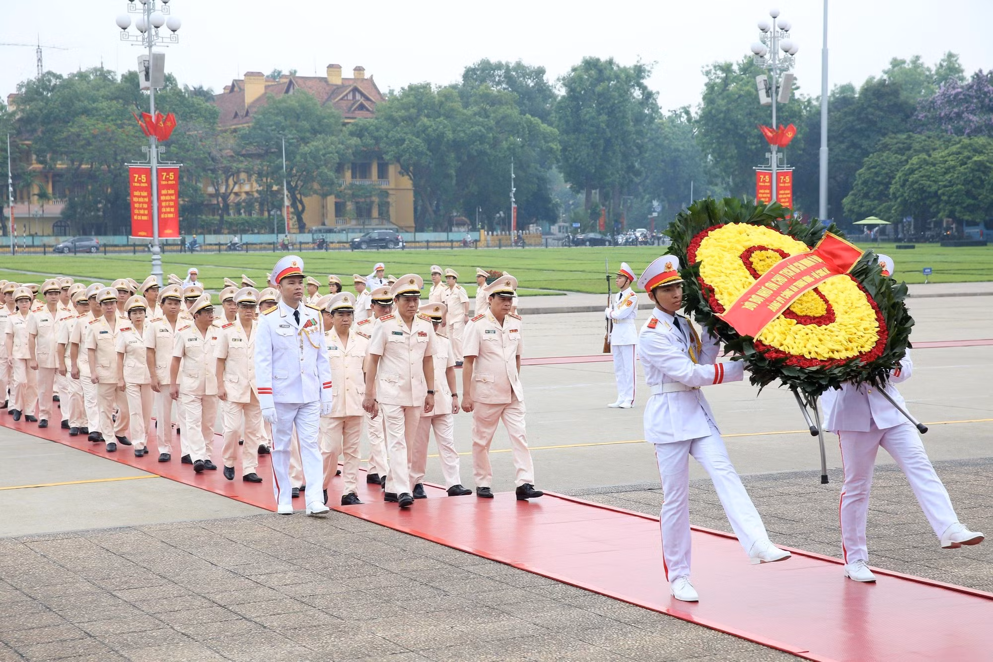 Đoàn đại biểu Đảng ủy Công an Trung ương và Bộ Công an vào Lăng viếng Chủ tịch Hồ Chí Minh. Đoàn đại biểu Đảng ủy Công an Trung ương và Bộ Công an vào Lăng viếng Chủ tịch Hồ Chí Minh.