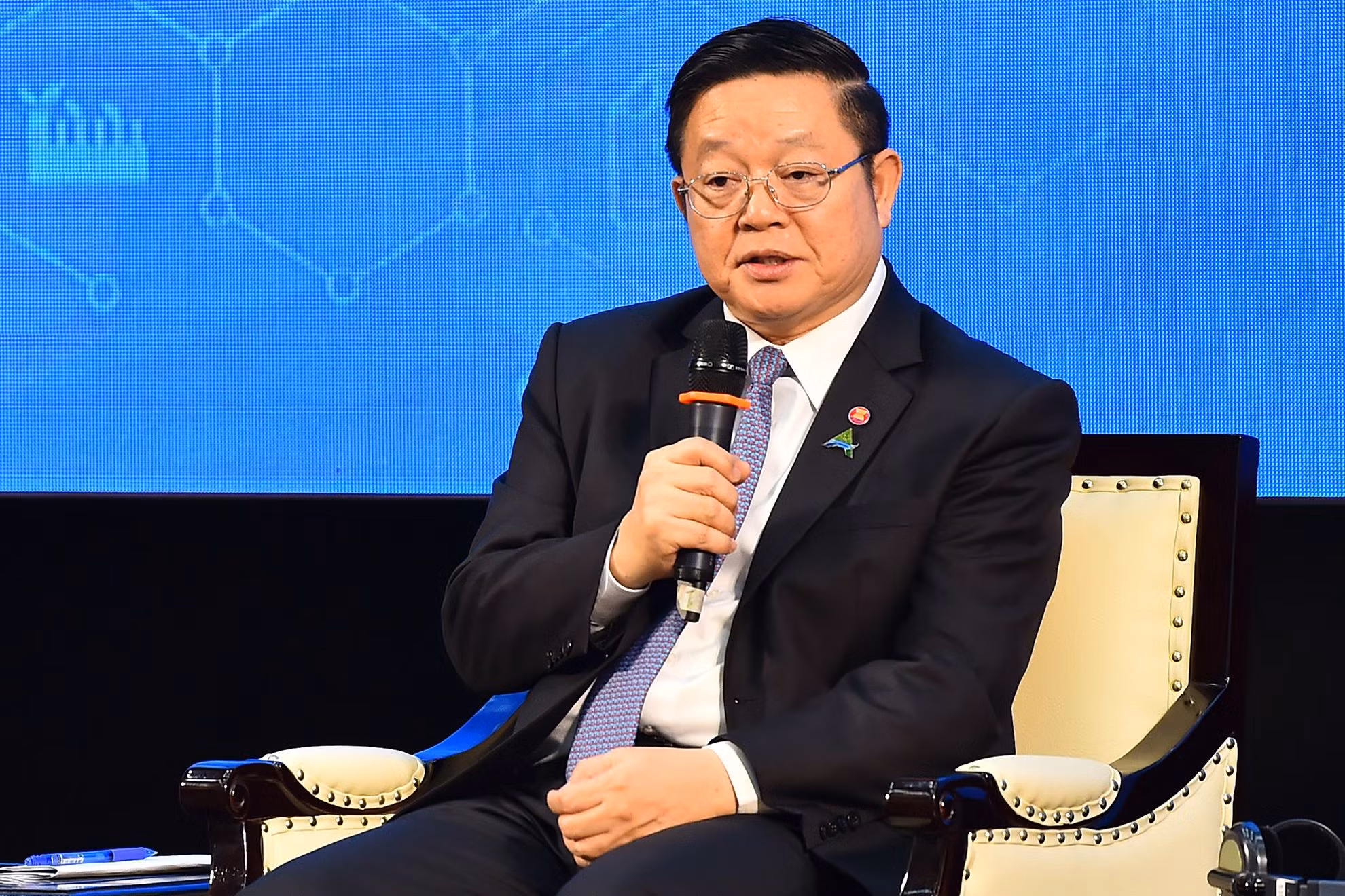Tổng Thư ký ASEAN Kao Kim Hourn trả lời các câu hỏi của thanh niên ASEAN tại buổi đối thoại.