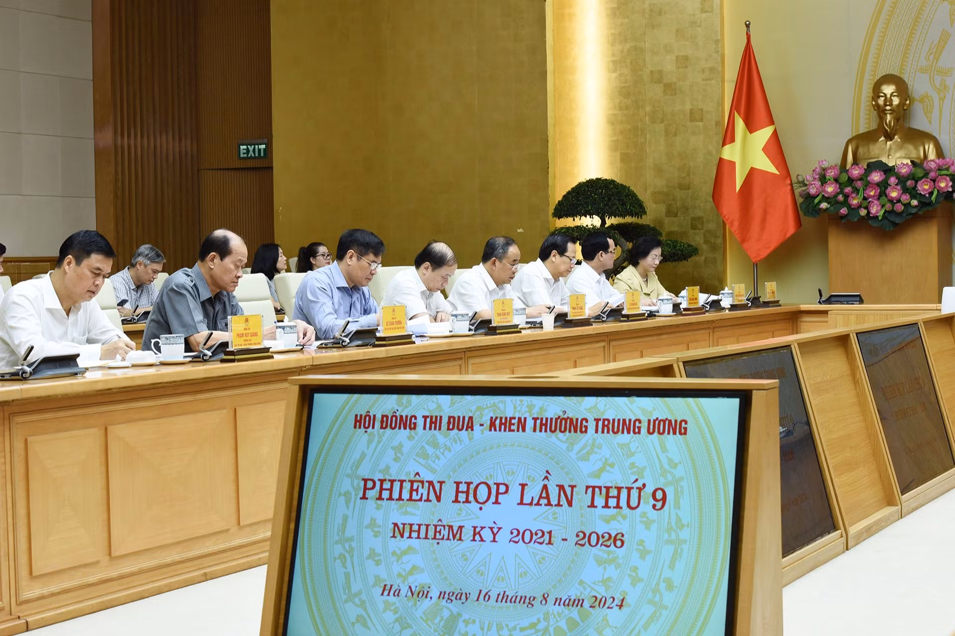 Phiên họp lần thứ 9, nhiệm kỳ 2021-2026 đánh giá kết quả phong trào thi đua yêu nước từ năm 2021 đến nay; các nhiệm vụ trọng tâm đến hết năm 2025, đặc biệt là hướng dẫn việc tổ chức phong trào thi đua yêu nước, tôn vinh, khen thưởng nhân kỷ niệm các ngày lễ lớn của đất nước đến hết năm 2025 và một số nội dung quan trọng khác. Phiên họp lần thứ 9, nhiệm kỳ 2021-2026 đánh giá kết quả phong trào thi đua yêu nước từ năm 2021 đến nay; các nhiệm vụ trọng tâm đến hết năm 2025, đặc biệt là hướng dẫn việc tổ chức phong trào thi đua yêu nước, tôn vinh, khen thưởng nhân kỷ niệm các ngày lễ lớn của đất nước đến hết năm 2025 và một số nội dung quan trọng khác.