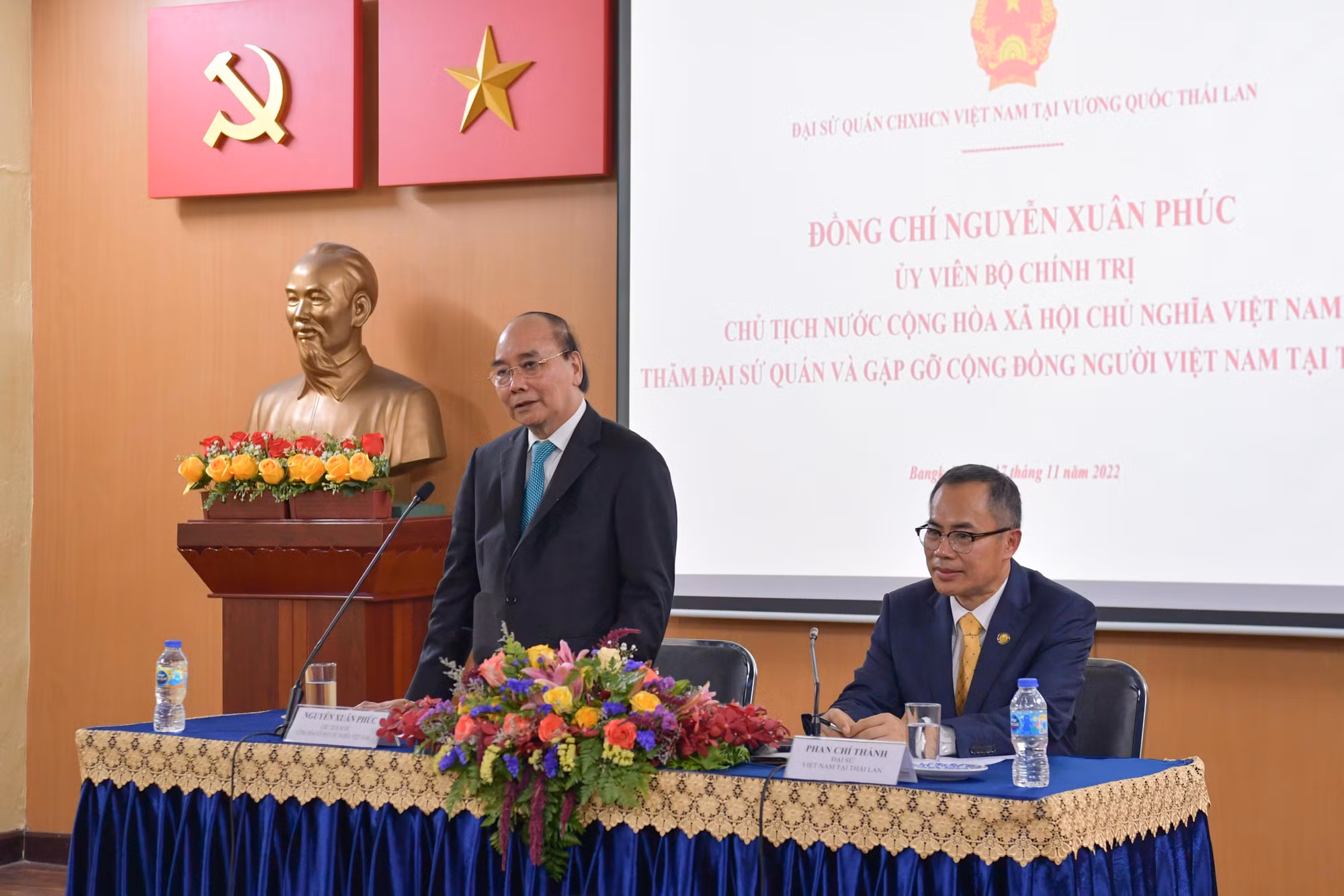 Chủ tịch nước phát biểu trong buổi gặp mặt cán bộ công nhân viên Đại sứ quán và bà con kiều bào. Chủ tịch nước phát biểu trong buổi gặp mặt cán bộ công nhân viên Đại sứ quán và bà con kiều bào.