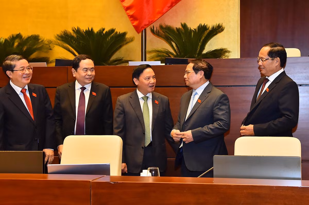 Thủ tướng Phạm Minh Chính cùng các đồng chí Phó Chủ tịch Quốc hội bên lề Phiên chất vấn và trả lời chất vấn. Thủ tướng Phạm Minh Chính cùng các đồng chí Phó Chủ tịch Quốc hội bên lề Phiên chất vấn và trả lời chất vấn.