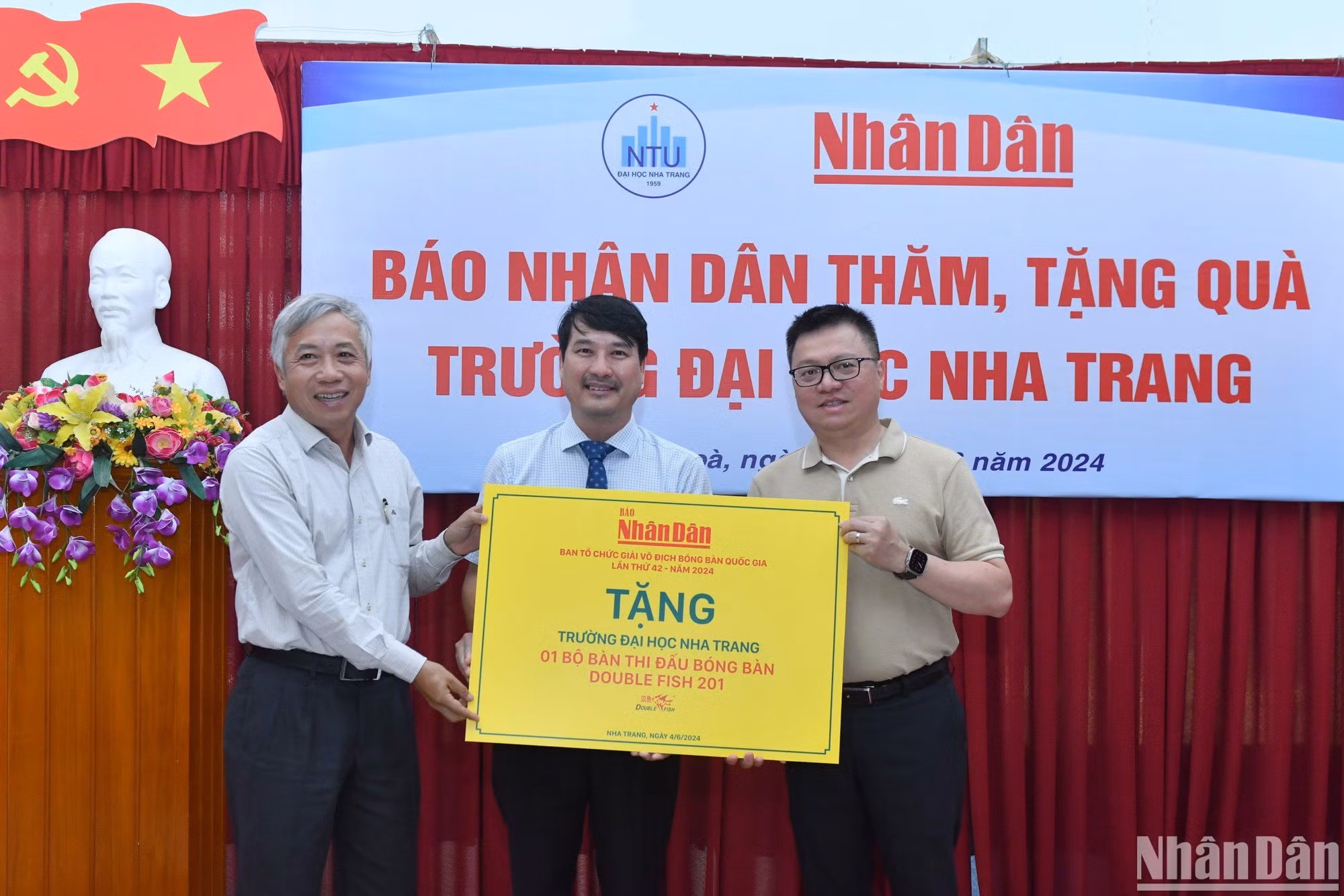 Lãnh đạo Trường Đại học Nha Trang nhận món quà từ Báo Nhân Dân.