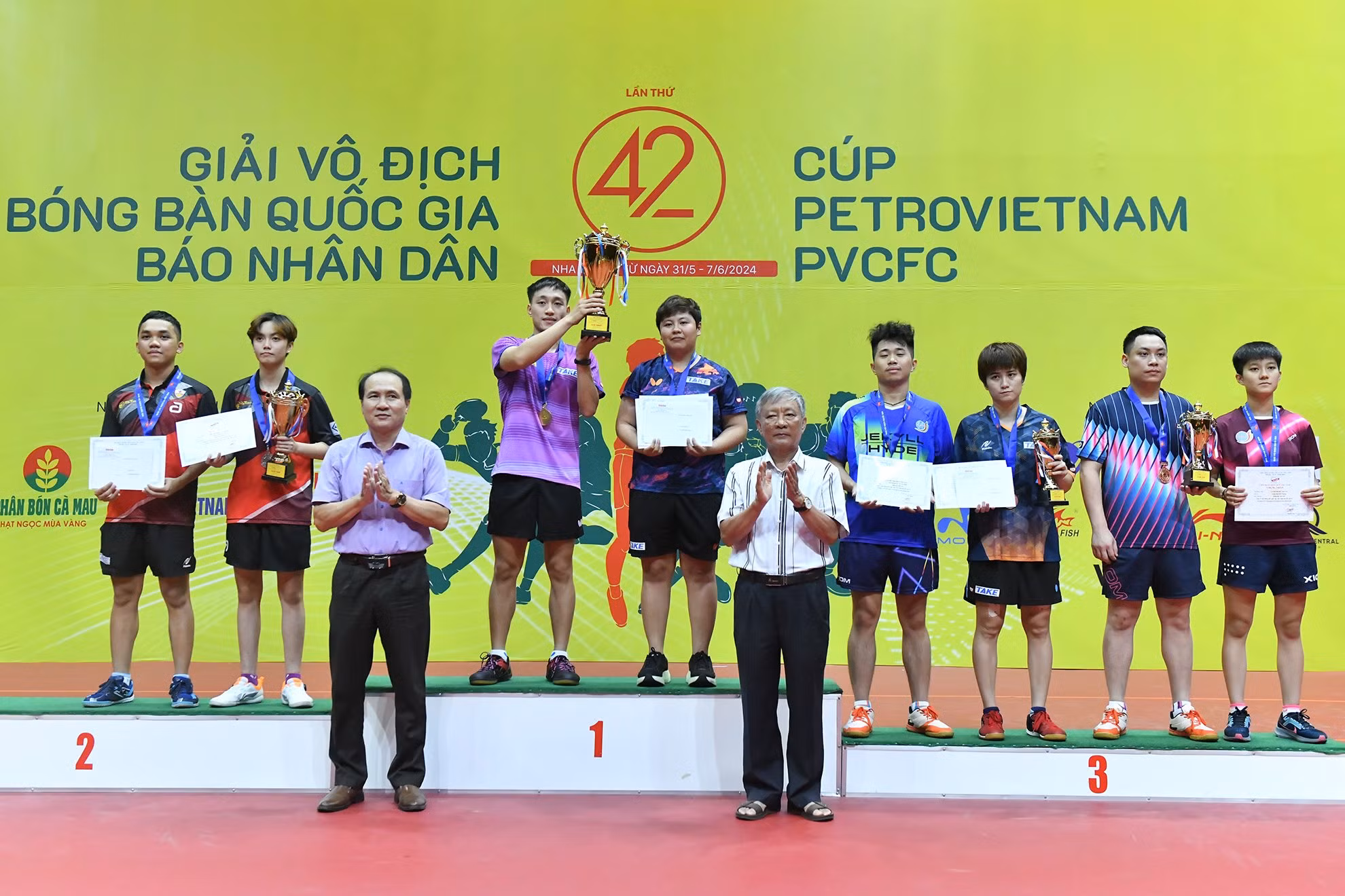 Các đại biểu trao huy chương và cúp cho các vận động viên đoạt giải tại nội dung đôi nam-nữ. Các đại biểu trao huy chương và cúp cho các vận động viên đoạt giải tại nội dung đôi nam-nữ.