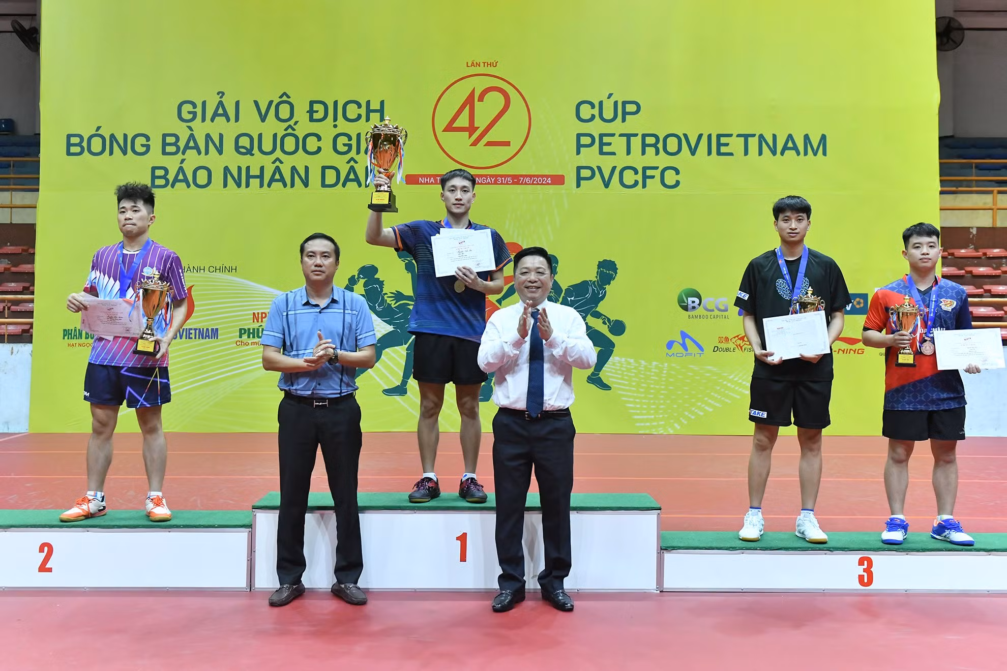 Phó Tổng Biên tập Quế Đình Nguyên và ông Nguyễn Xuân Vũ, Chủ tịch Liên đoàn Bóng bàn Việt Nam trao huy chương và cúp cho các vận động viên đoạt giải nội dung đơn nam. Phó Tổng Biên tập Quế Đình Nguyên và ông Nguyễn Xuân Vũ, Chủ tịch Liên đoàn Bóng bàn Việt Nam trao huy chương và cúp cho các vận động viên đoạt giải nội dung đơn nam.