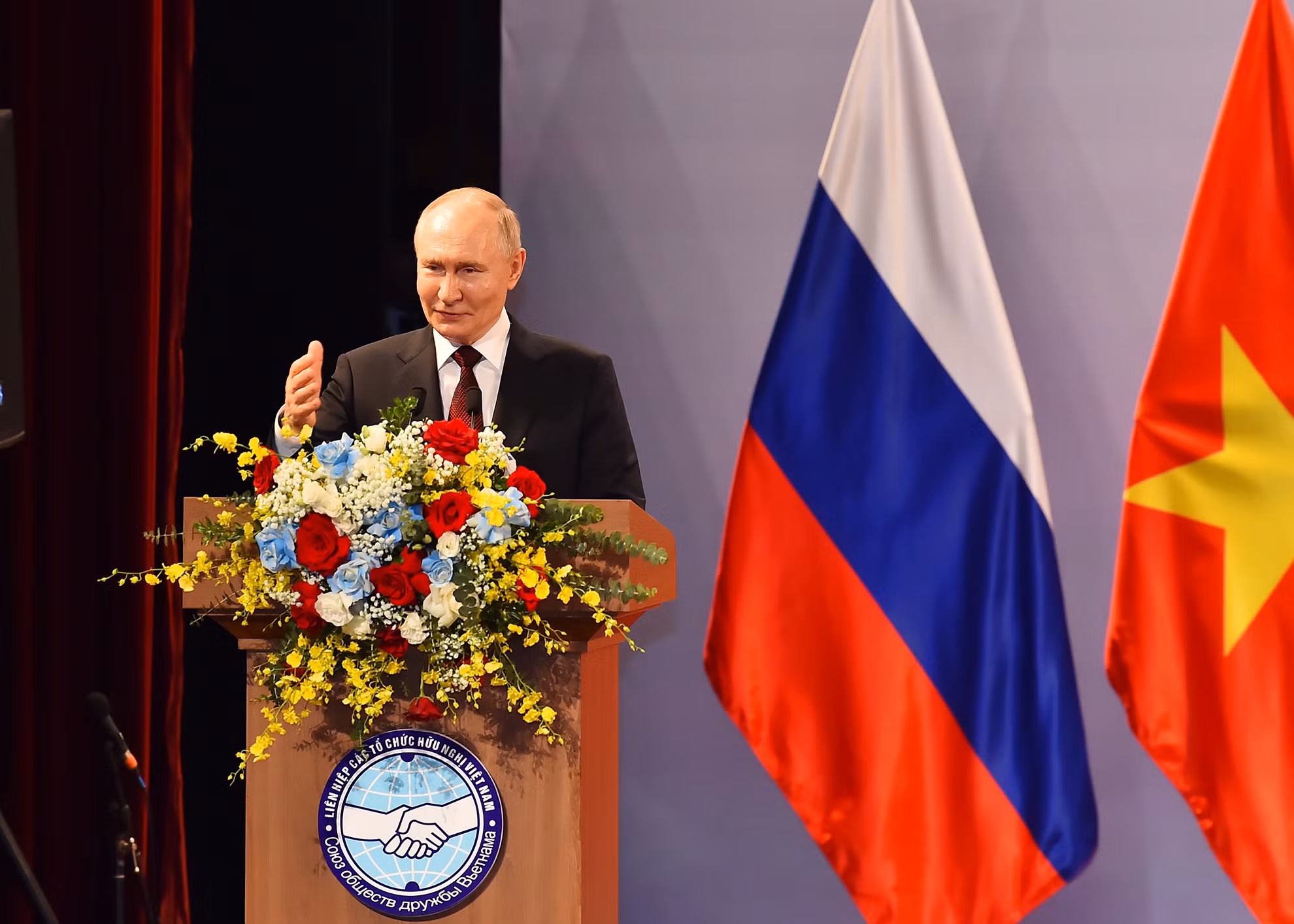 Tổng thống Liên bang Nga Vladimir Putin phát biểu tại buổi gặp lãnh đạo Hội hữu nghị Việt-Nga và các thế hệ cựu sinh viên Việt Nam học tại Nga. Tổng thống Liên bang Nga Vladimir Putin phát biểu tại buổi gặp lãnh đạo Hội hữu nghị Việt-Nga và các thế hệ cựu sinh viên Việt Nam học tại Nga.