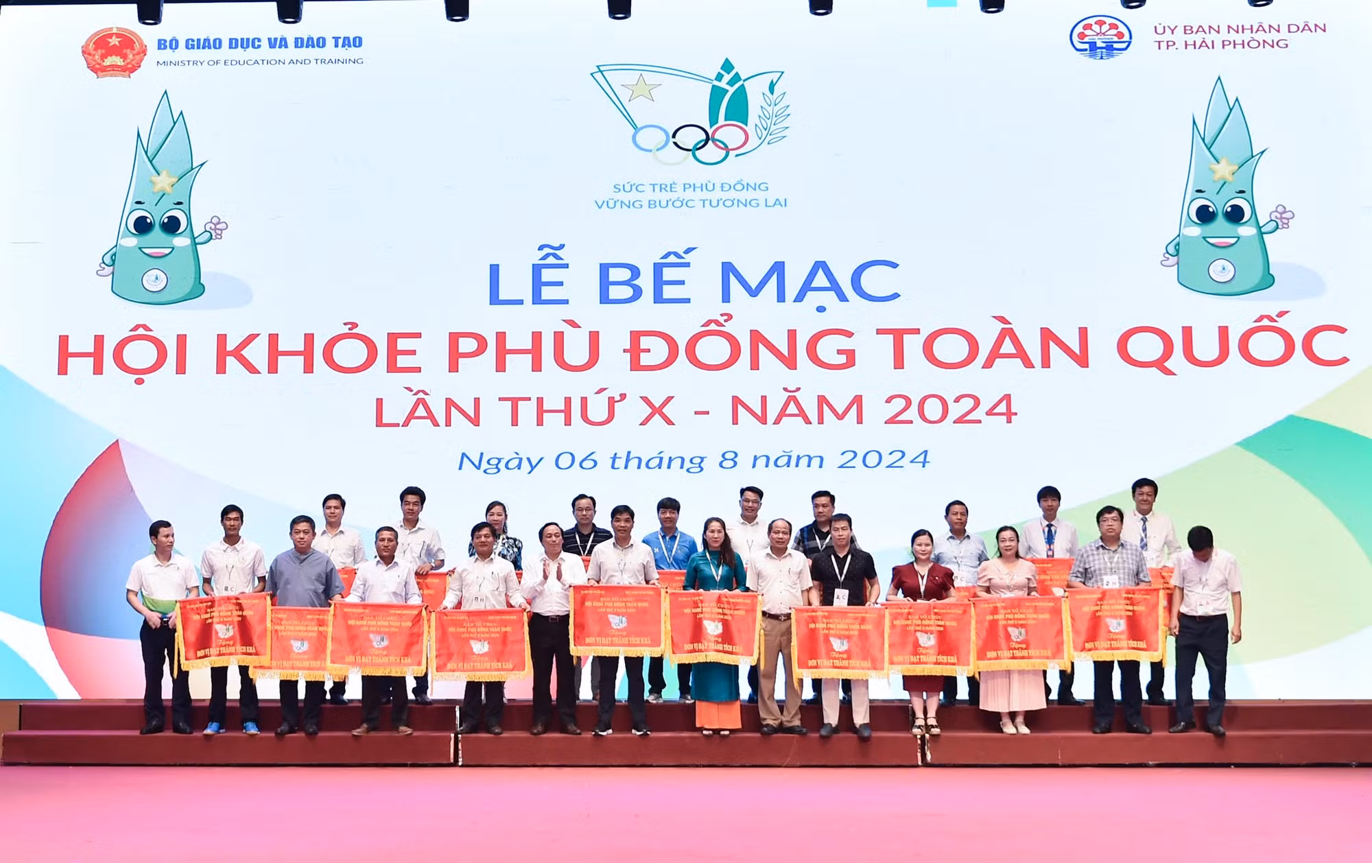 Ban tổ chức trao giải cho các đơn vị có thành tích Khá tại Hội khỏe Phù Đổng toàn quốc lần thứ 10.