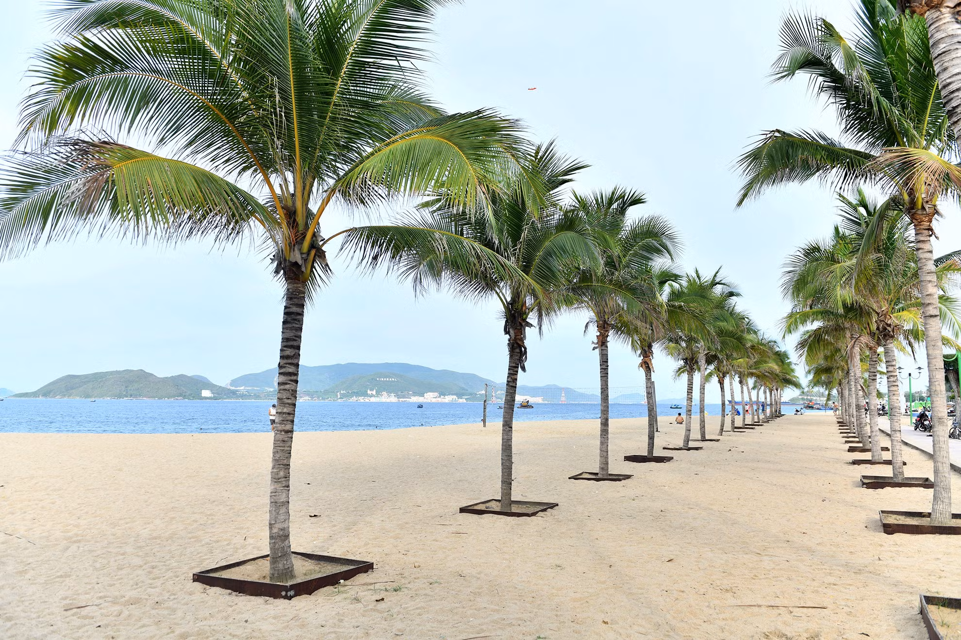 Cũng với bờ biển cát trắng trải dài, Nha Trang đã có mặt trong danh sách những vịnh đẹp nhất trên thế giới.