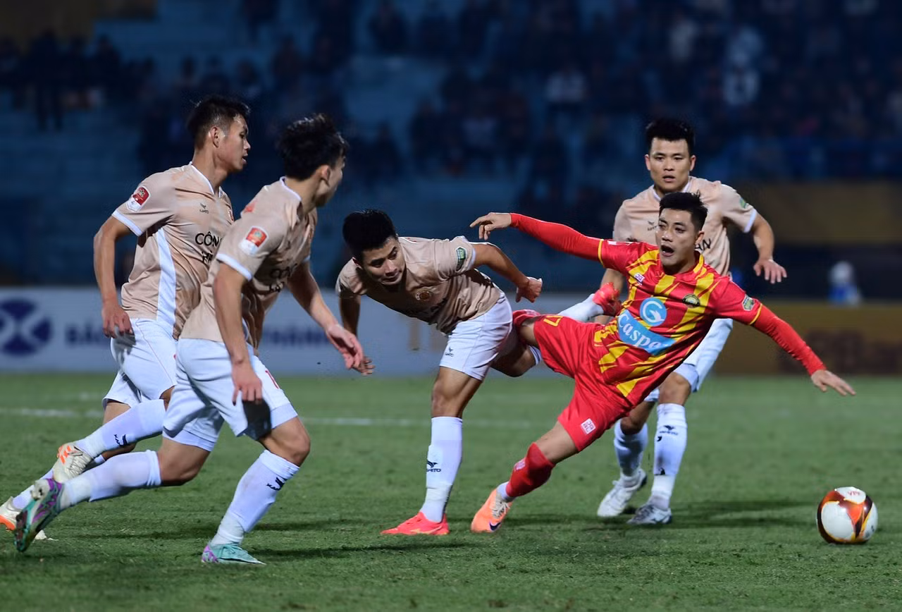 Công an Hà Nội dồn lên tấn công từ sớm.