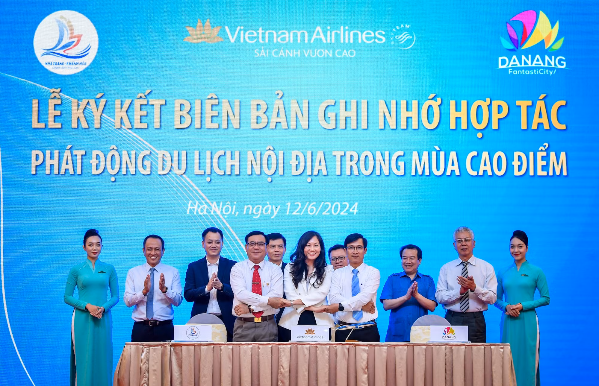 Hãng đã đề xuất tới các tỉnh, thành phố kêu gọi, giới thiệu tới các công ty lữ hành-du lịch, cơ sở lưu trú, khu vui chơi, điểm tham quan,… trên địa bàn mình cùng tham gia vào chiến dịch kích cầu các chuyến bay đêm. Đồng thời, công bố danh sách cơ sở cung ứng dịch vụ trên các phương tiện truyền thông để khách hàng nhận biết và chủ động đặt dịch vụ. Thành phố Đà Nẵng và tỉnh Khánh Hòa là 2 địa phương đầu tiên đồng hành trong chiến dịch này của Vietnam Airlines. Hãng đã đề xuất tới các tỉnh, thành phố kêu gọi, giới thiệu tới các công ty lữ hành-du lịch, cơ sở lưu trú, khu vui chơi, điểm tham quan,… trên địa bàn mình cùng tham gia vào chiến dịch kích cầu các chuyến bay đêm. Đồng thời, công bố danh sách cơ sở cung ứng dịch vụ trên các phương tiện truyền thông để khách hàng nhận biết và chủ động đặt dịch vụ. Thành phố Đà Nẵng và tỉnh Khánh Hòa là 2 địa phương đầu tiên đồng hành trong chiến dịch này của Vietnam Airlines.