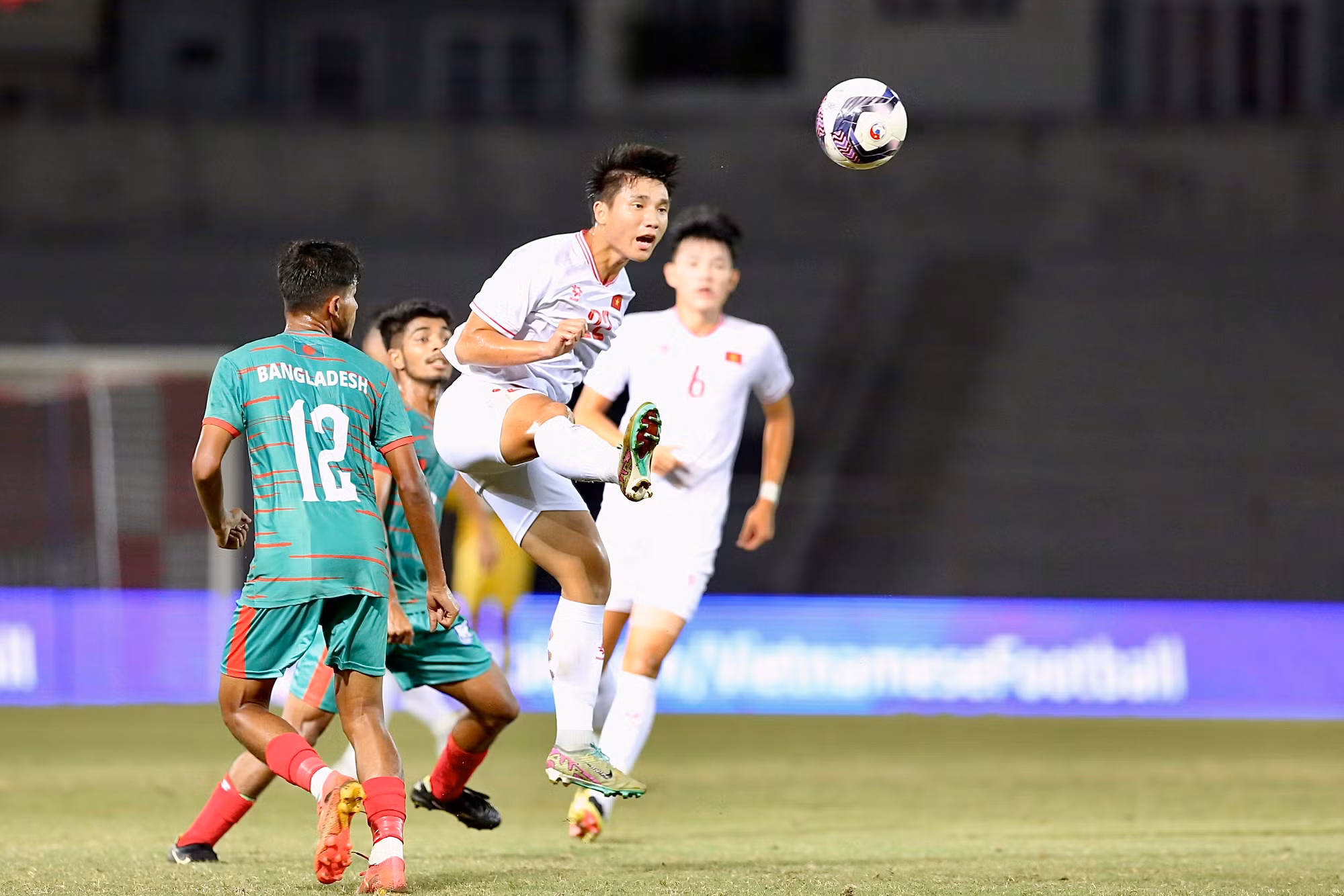 Trước sức ép của U20 Việt Nam, U20 Bangladesh buộc phải dâng cao đội hình tìm kiếm bàn gỡ. Phút 41, đội khách rút ngắn cách biệt với pha đánh đầu đẹp mắt của Piash Ahmed Nova.