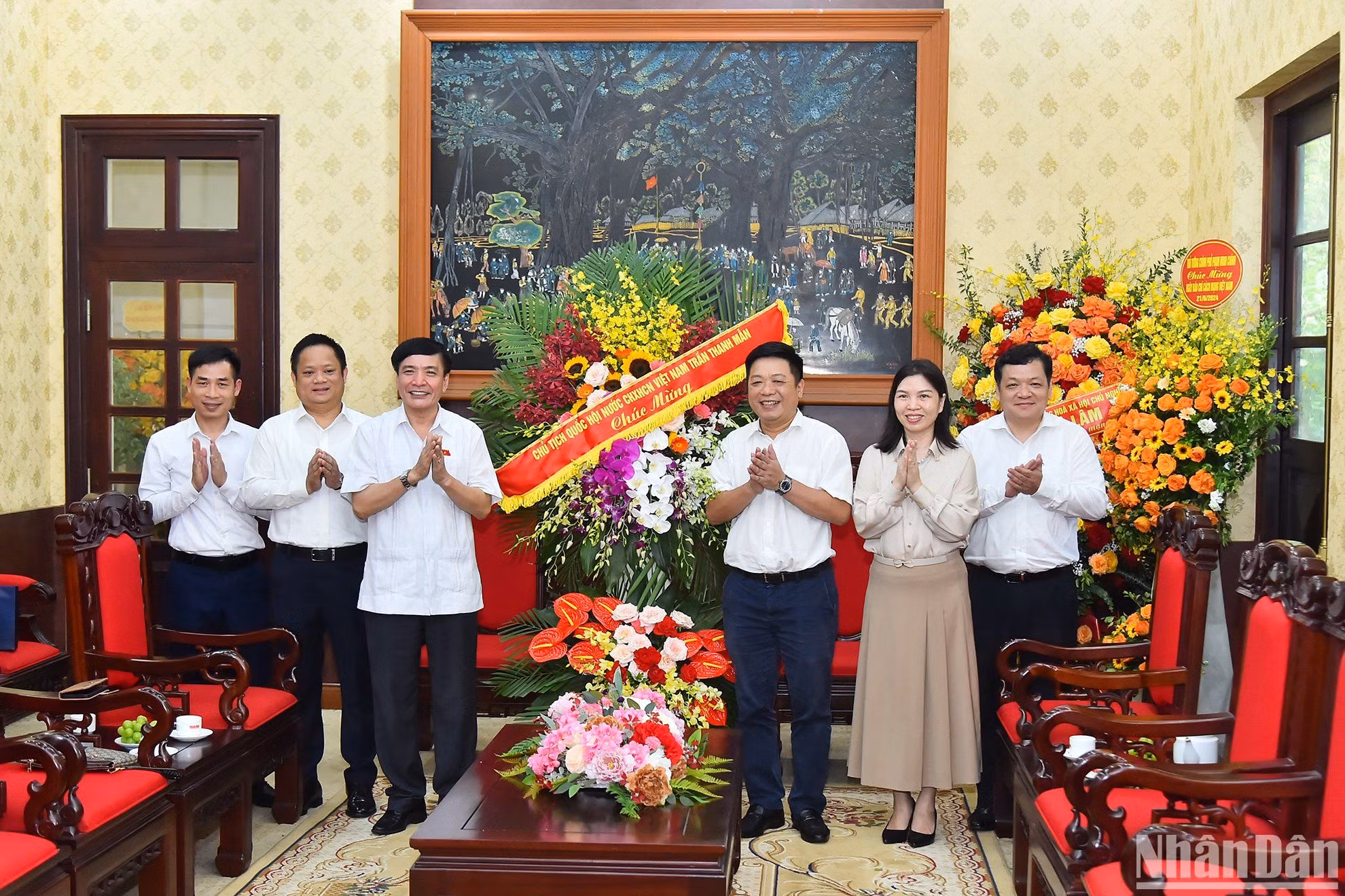 Đồng chí Bùi Văn Cường, Ủy viên Trung ương Đảng, Tổng Thư ký Quốc hội, Chủ nhiệm Văn phòng Quốc hội tặng hoa chúc mừng Báo Nhân Dân nhân dịp kỷ niệm 99 năm Ngày Báo chí cách mạng Việt Nam.
